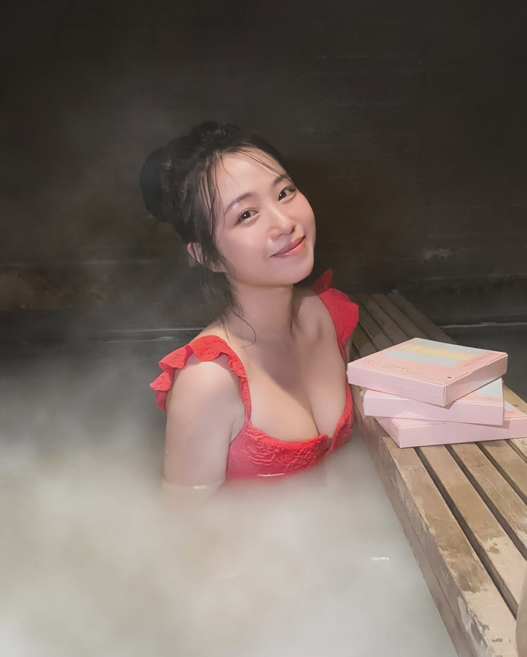 茵聲曬出泡湯照，幾乎素顏的她膚況很好，看起來保養有道。（翻攝IG@ferrtsss）