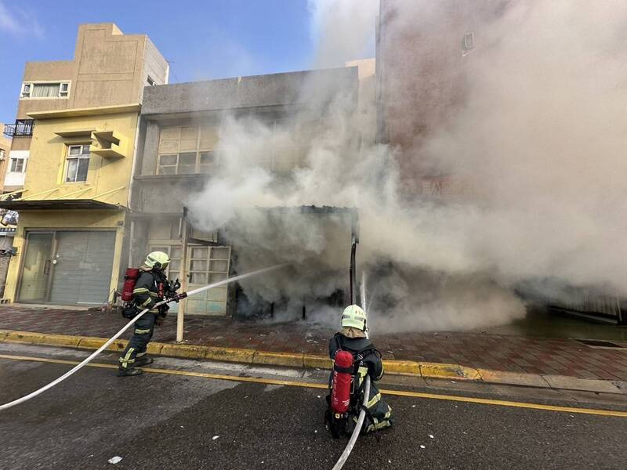 馬公市光復路臭豆腐店起火燃燒，一樓店面幾乎陷入火海。（消防局提供）