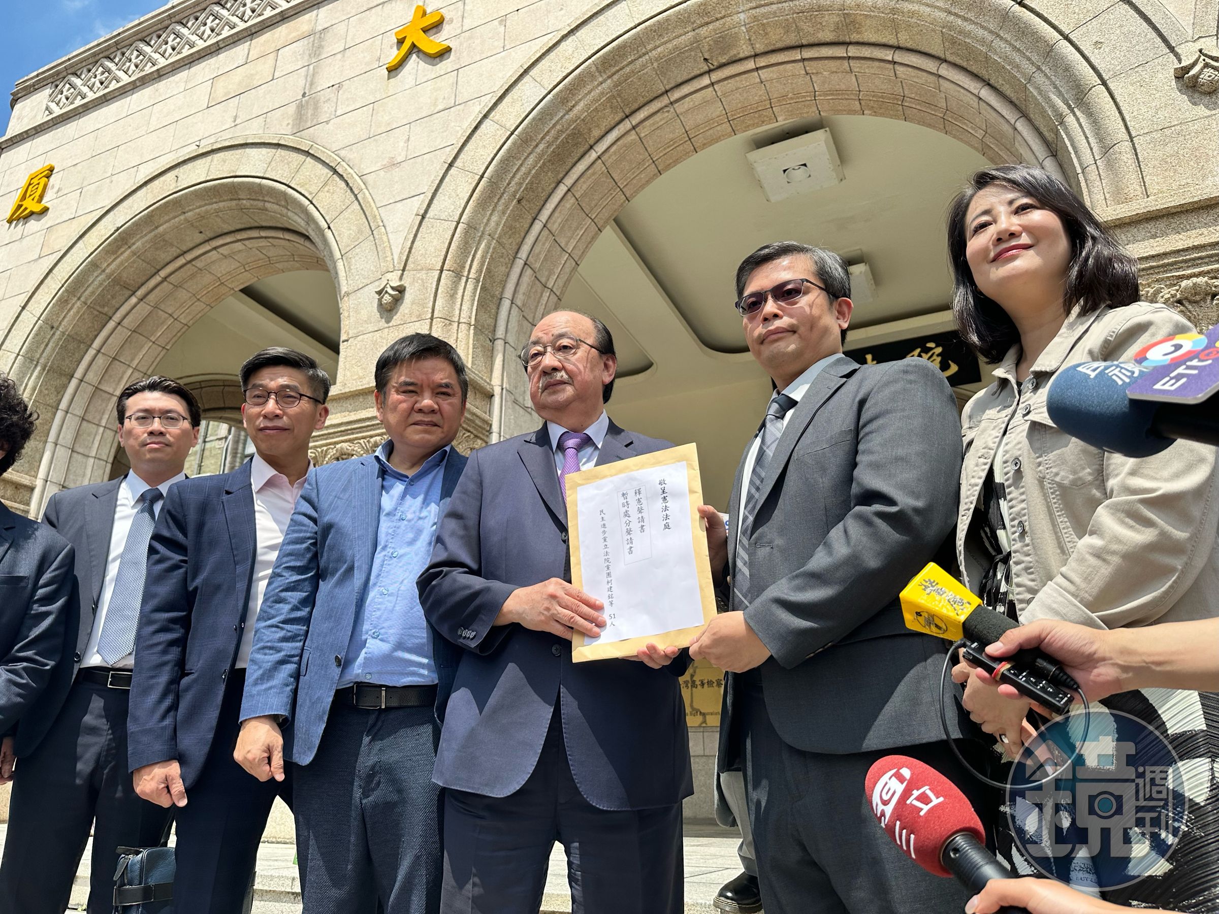 民進黨立院總召柯建銘提出聲請狀後由憲法法庭書記廳廳長楊皓清（右2）接待。