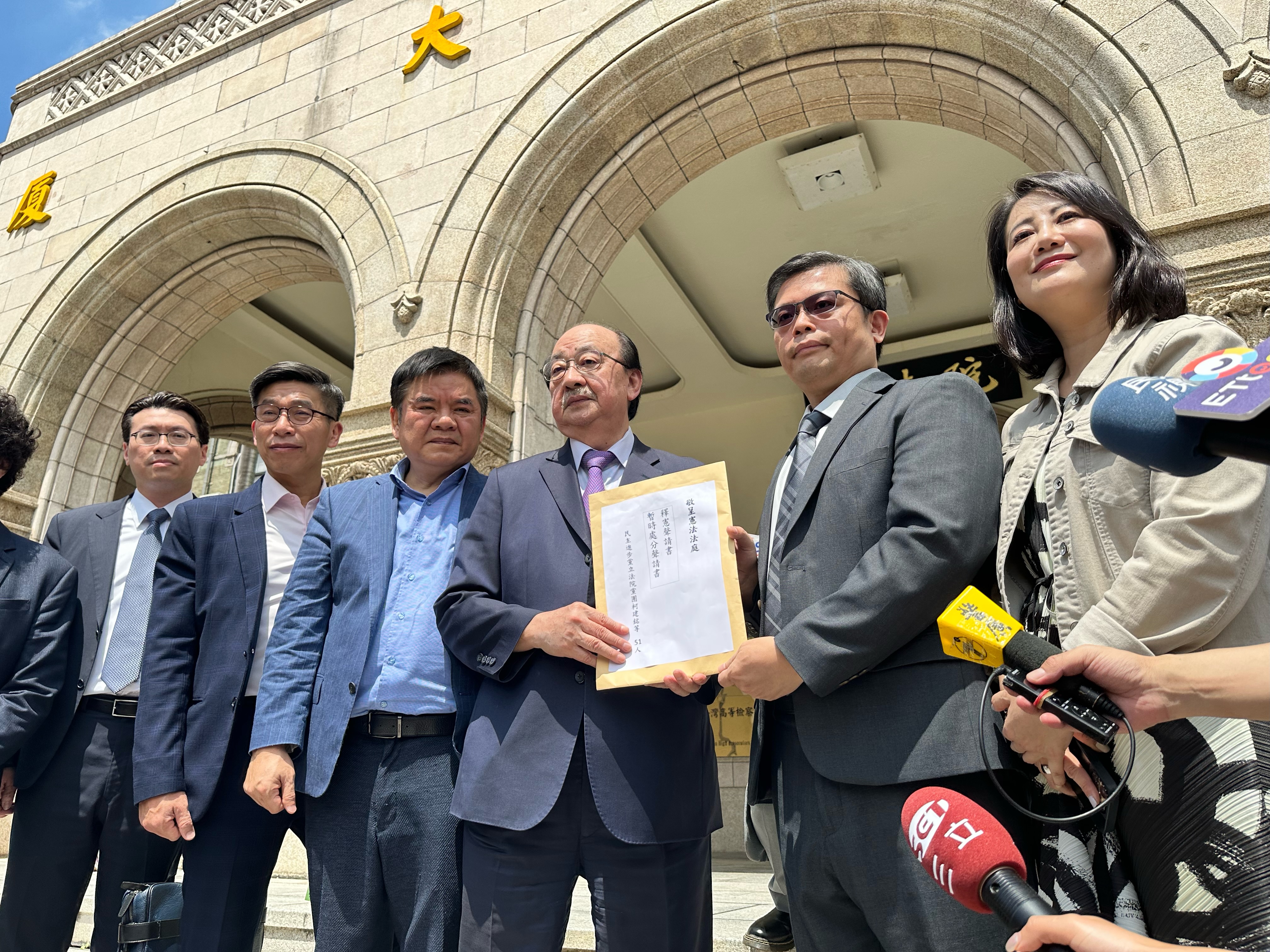 民進黨立院總召柯建銘提出聲請狀後由憲法法庭書記廳廳長楊皓清（右2）接待。