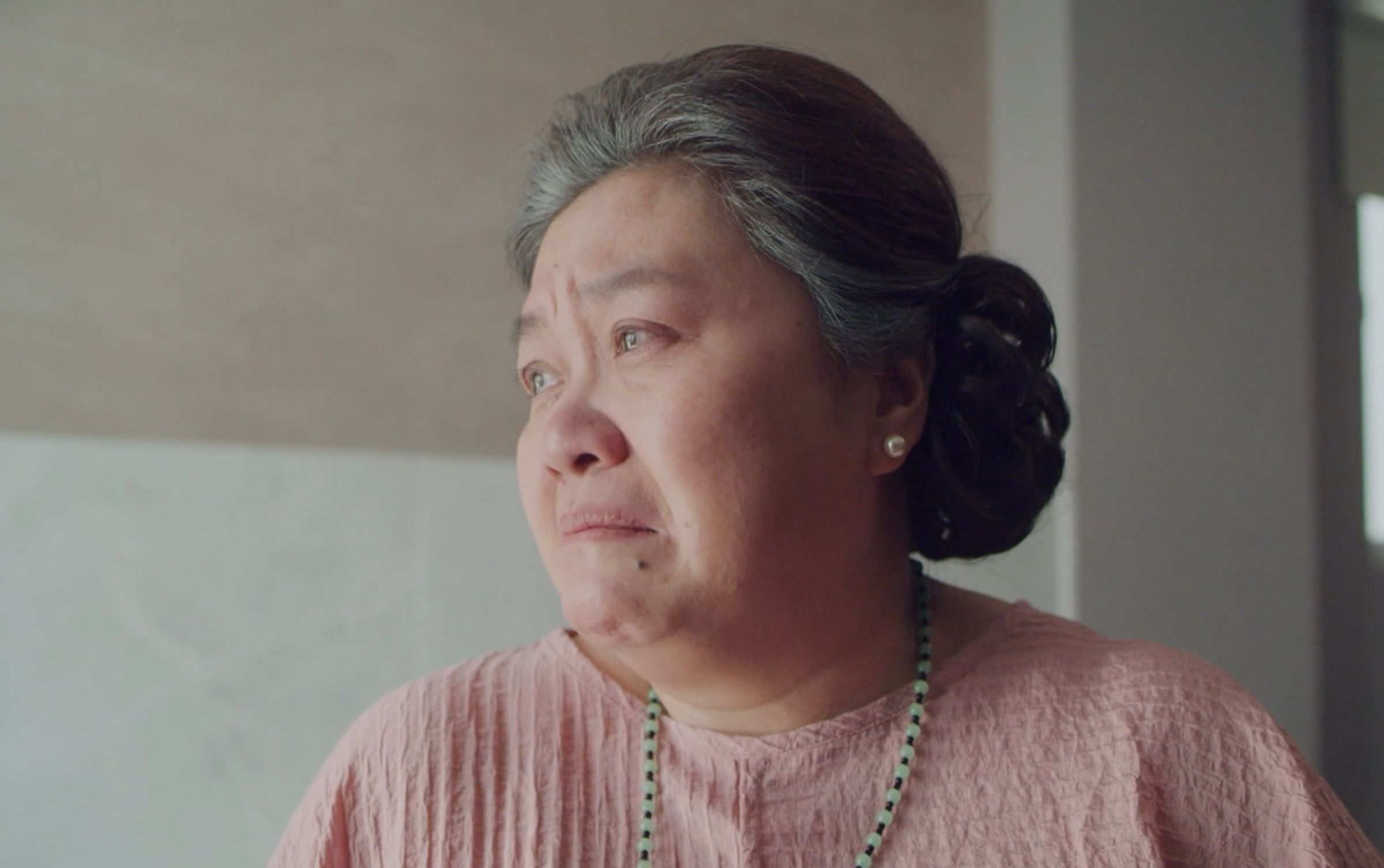 鍾欣凌在《我的婆婆2》決定搬到銀髮養生村居住，傷心含淚的表演令人心酸。（公視提供）