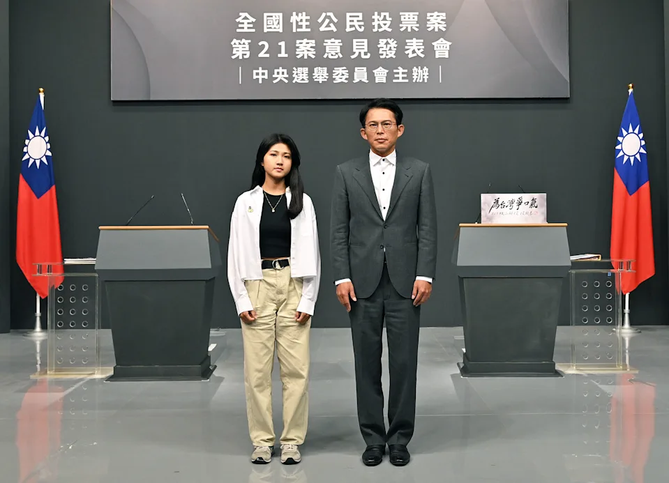 核三重啟公投今舉行第四場電視意見發表會，反方代表吳亞昕對上正方代表黃國昌。（中選會提供）