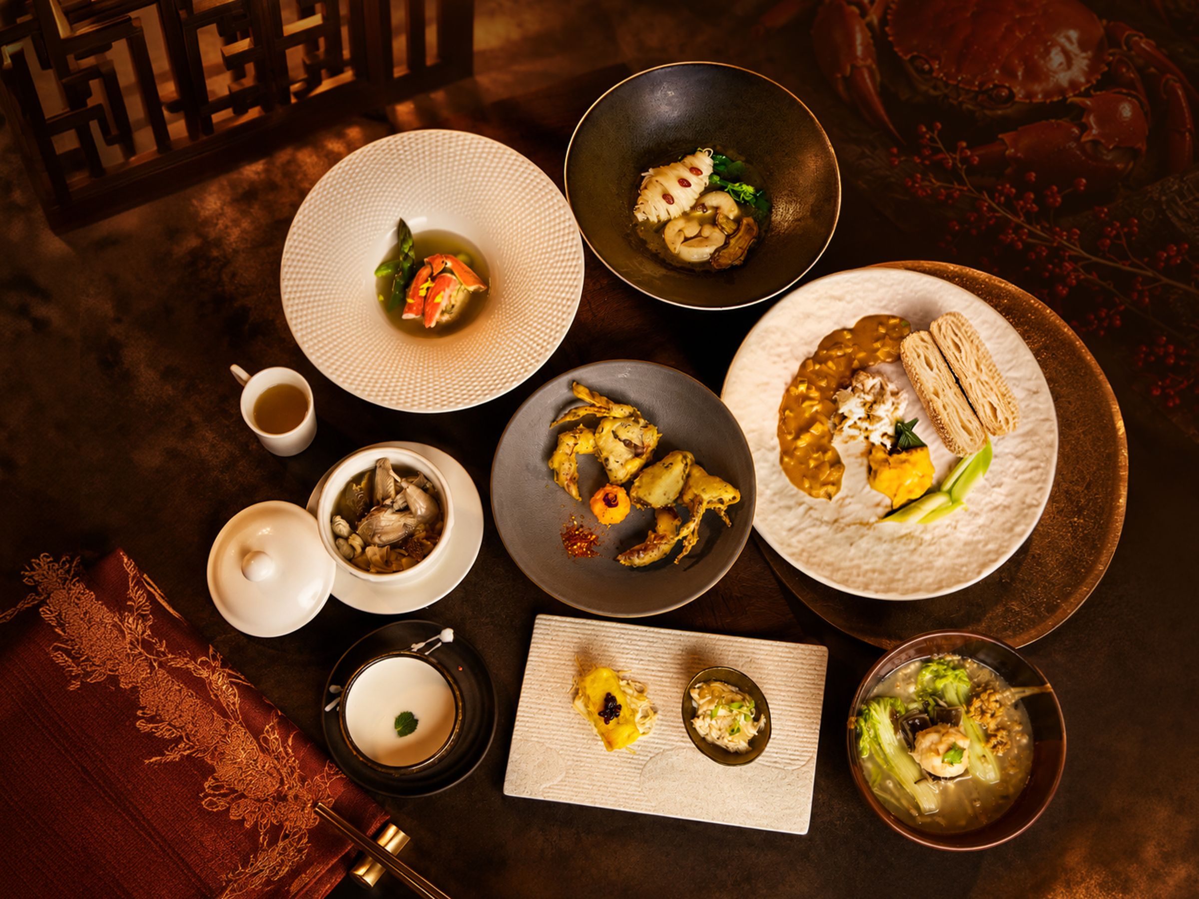 海峽會的台粵饗宴新推出《序・蟹》蟹宴套餐，從紅蟳糕・茉莉蟹凍、老陳皮燉斑鳩、湯葉丸菊花松露、紅咖哩鱈場蟹燒餅、紫蘇軟殼蟹佐胡蘿蔔醬、濃湯西魯肉蟹三鮮、麻油白子麵線、薑汁鮮奶露到四季環球水果。（3,880元／人）（海峽會提供）