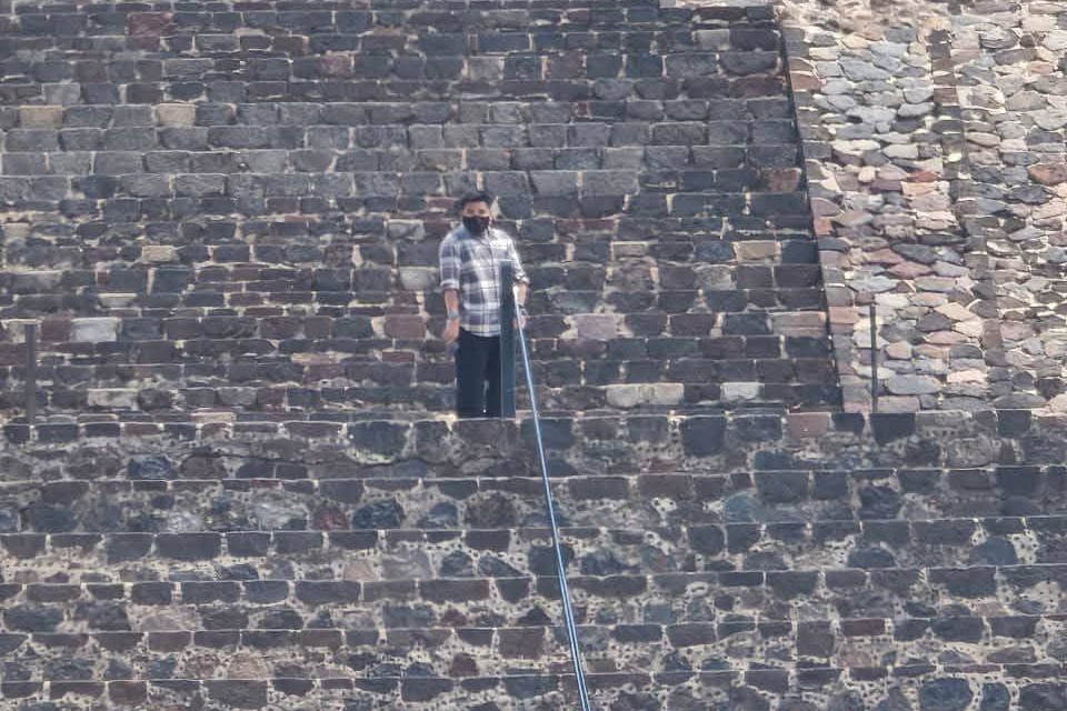 1名27歲的墨西哥籍男子拉米瑞茲持槍登上金字塔，無預警向下方群眾開火。（翻攝自X）