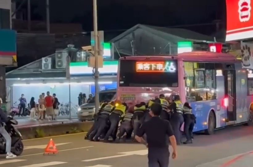 公車在景美夜市路口拋錨，10名員警合力將車輛推到路邊。翻攝畫面