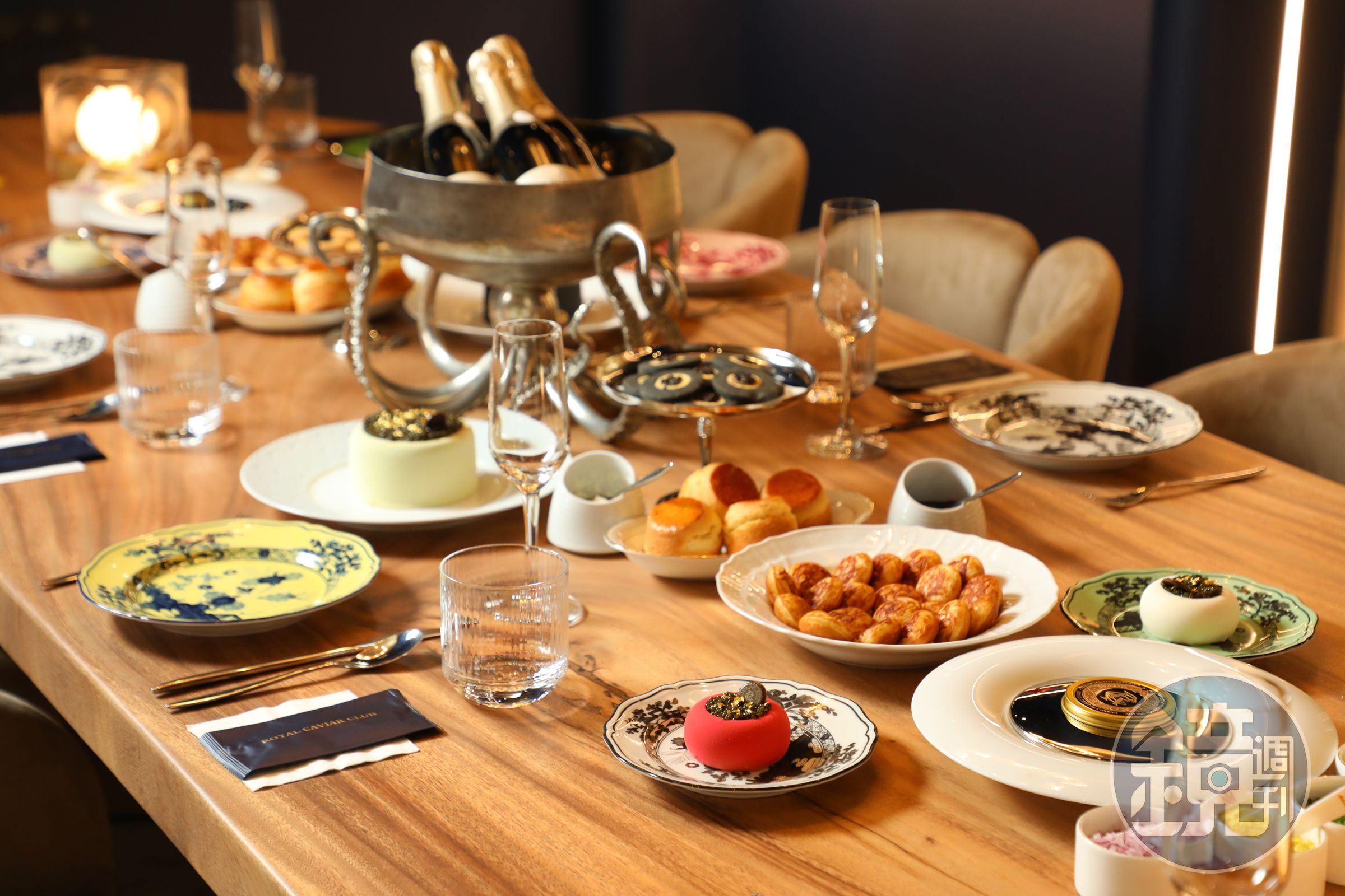 香港魚子醬品牌Royal Caviar Club在台北民生社區打造旗艦店,推出需預約的魚子醬下午茶體驗,示範頂級食材的親民吃法。