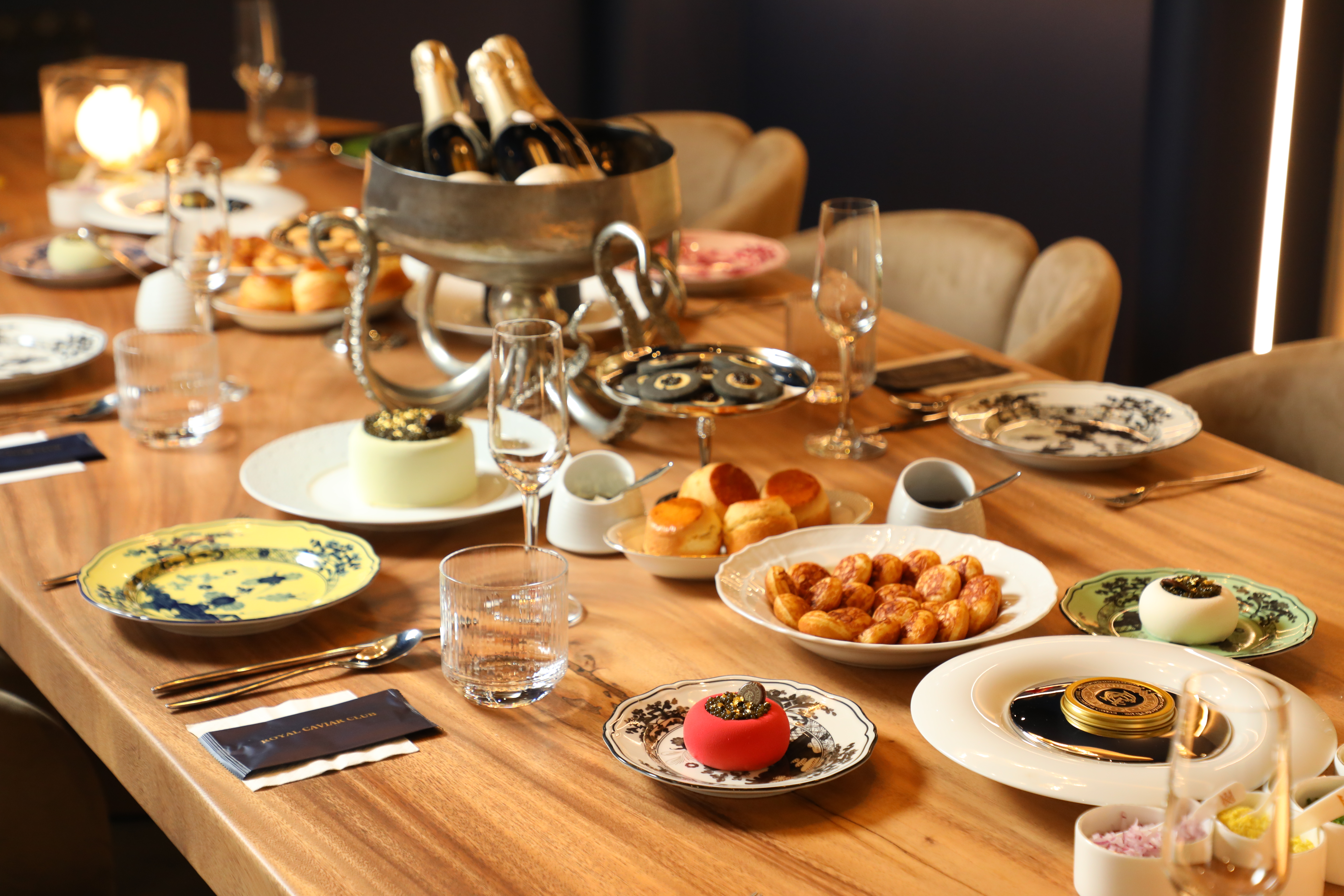 香港魚子醬品牌Royal Caviar Club在台北民生社區打造旗艦店，推出需預約的魚子醬下午茶體驗，示範頂級食材的親民吃法。
