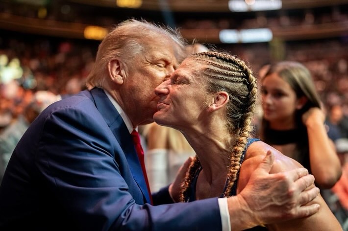 哈里森獲勝後，川普親吻她的臉頰。（翻攝ivankatrump IG）