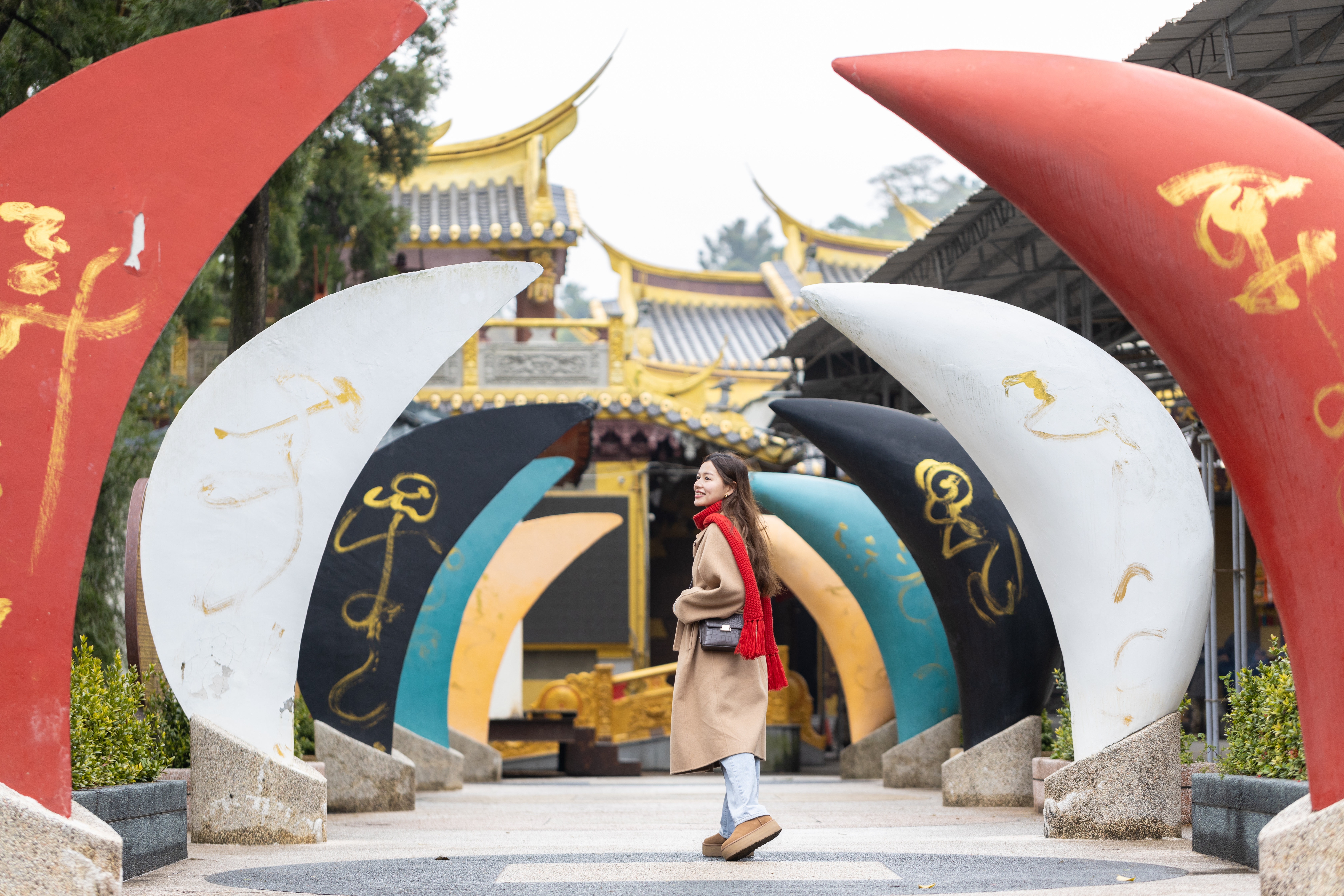 「大溪迎富送窮廟」原名天公祖廟，是全台唯一承襲漢唐迎富送窮傳統科儀的寺廟，傳承千年送窮習俗。