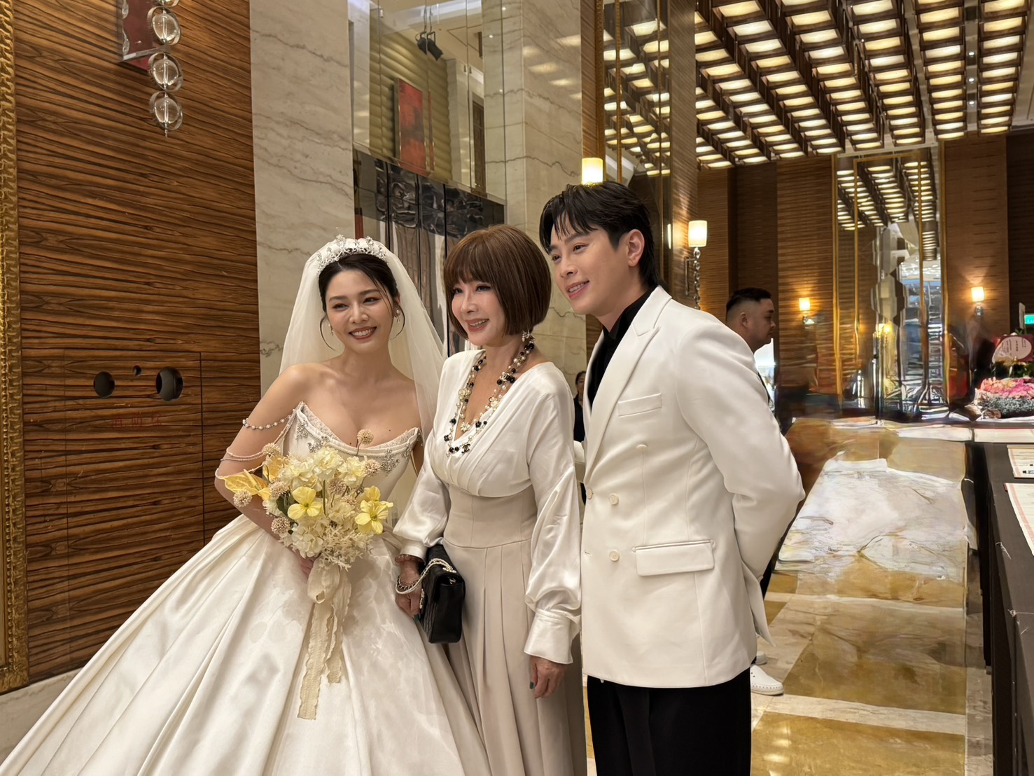 陳美鳳開心和白家綺吳東諺合影。葉婉如攝