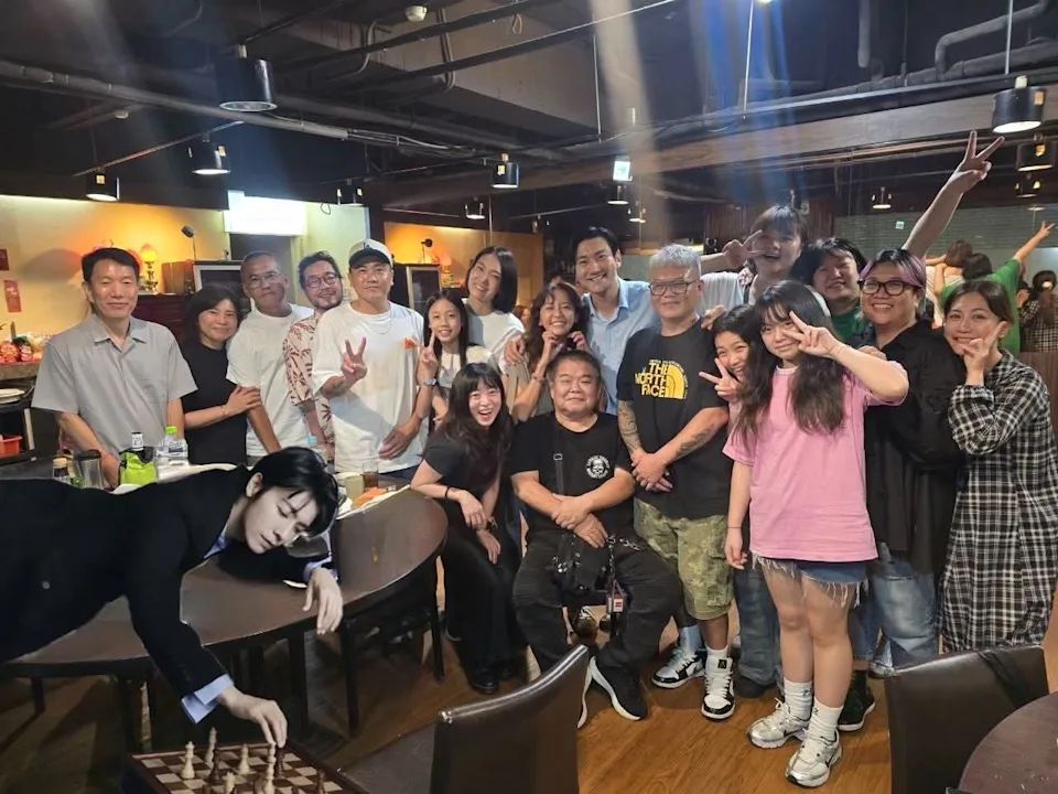 崔始源曬出《華麗的挑戰》劇組重聚照,陳意涵等演員與幕後工作人員相隔15年再相見。(翻攝自崔始源Threads)