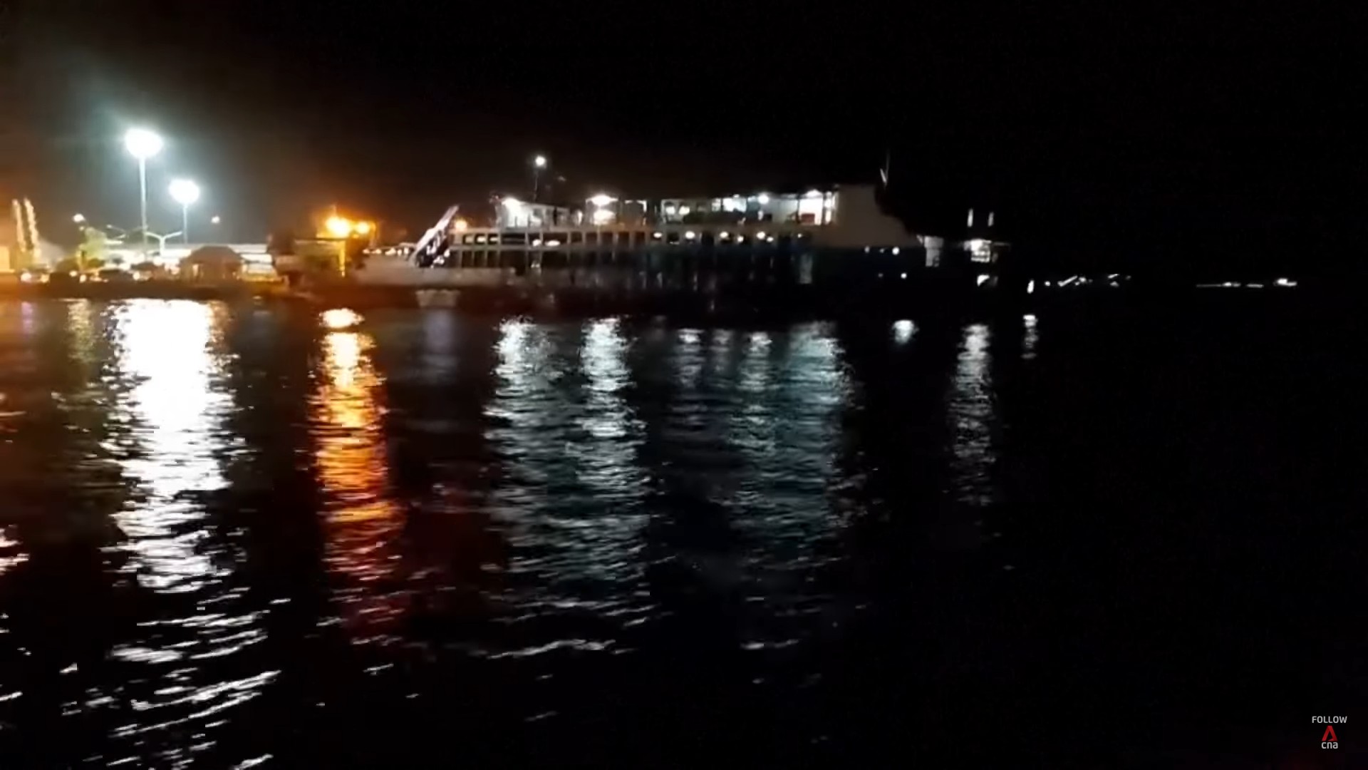 印尼渡輪沉沒救起23人，38失聯及4人死亡。（翻攝YT@CNA）