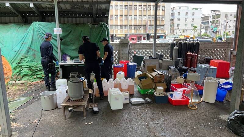 警方在岡山偏僻處一家工程行，破獲製毒工廠，查扣大量原料與製毒工具。（警方提供）