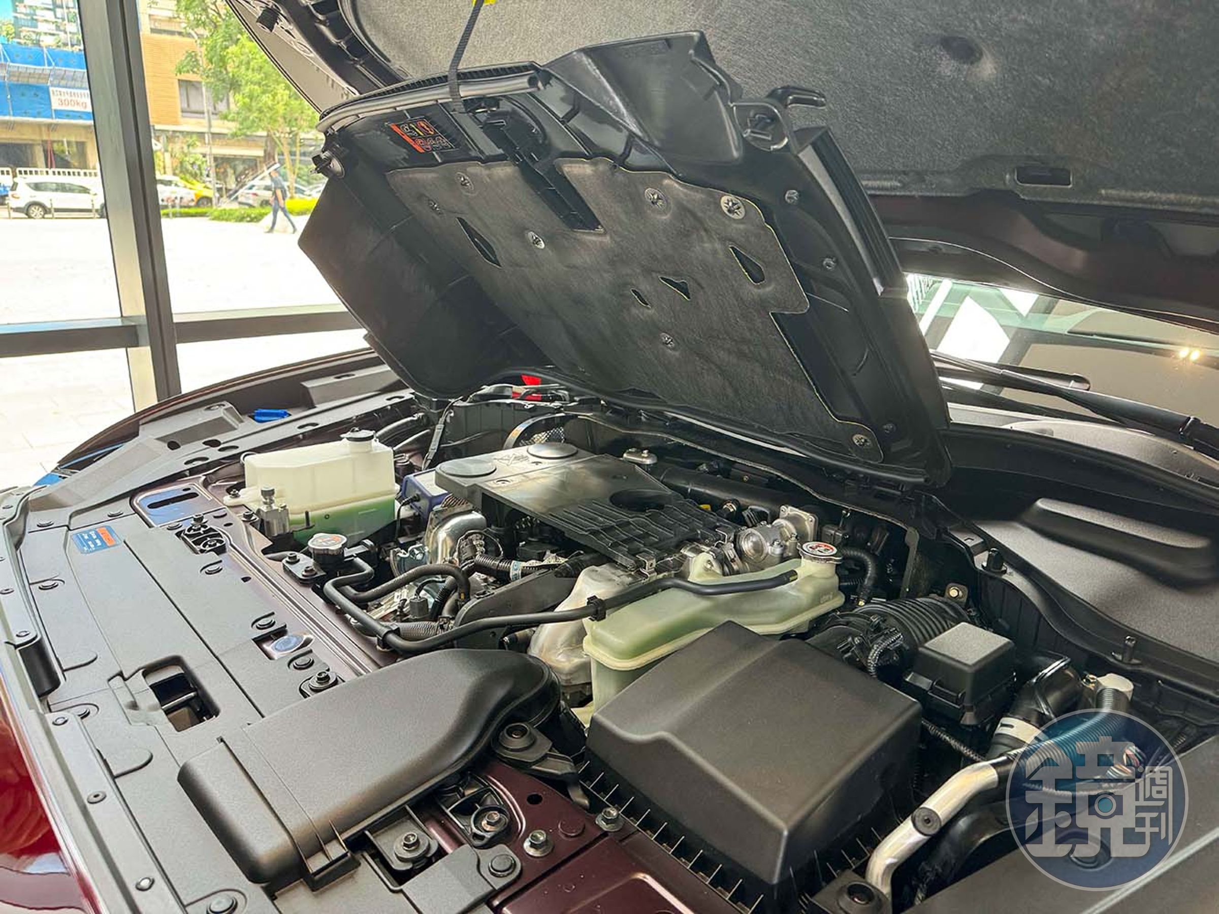 今日曝光的車型搭載3.3L 直列六缸渦輪增壓引擎及 48V 輕油電技術。