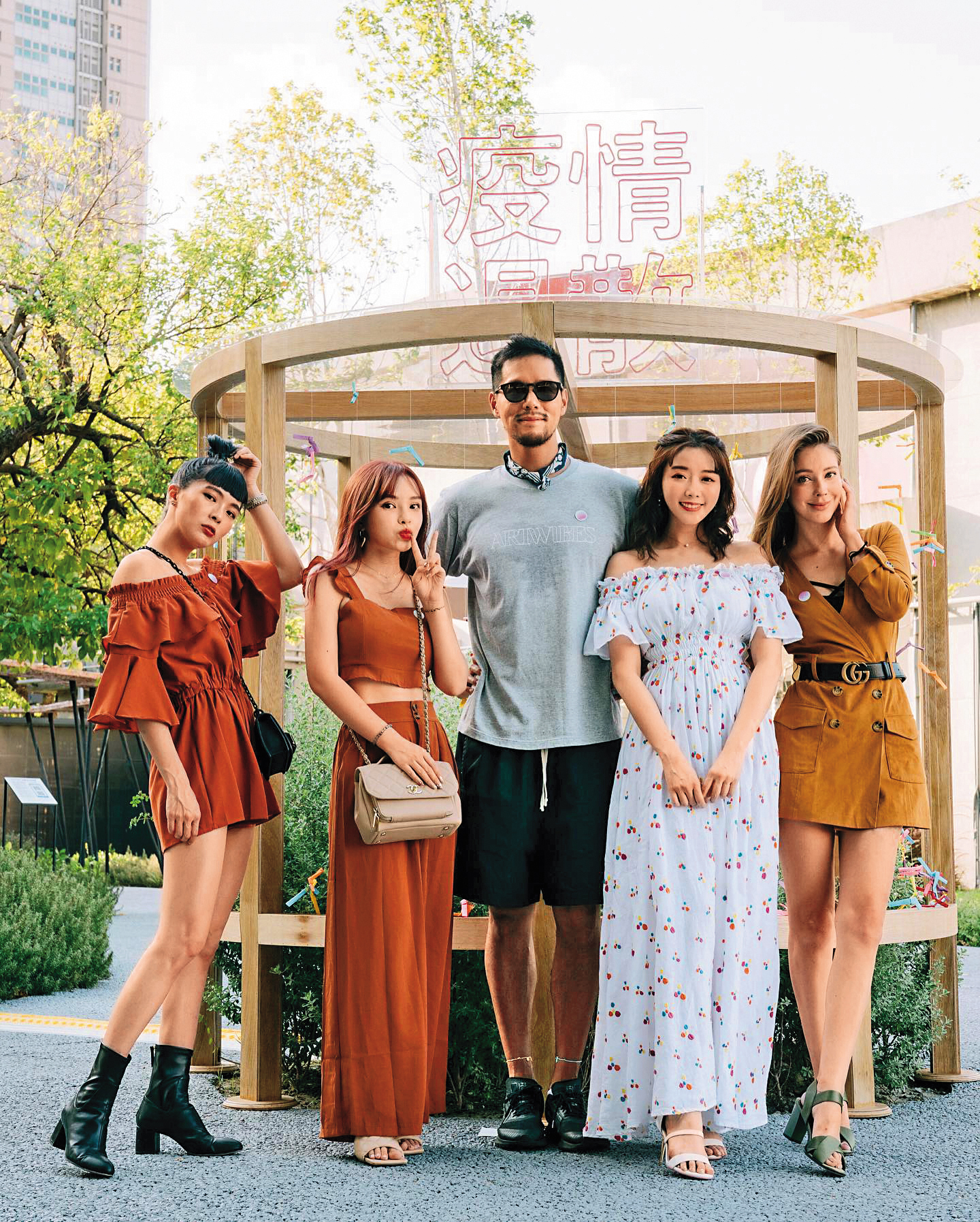 成語蕎(右2)和藝人姐妹淘間常共享資源,也曾邀約詩亞(左2)出席丁春誠(中)的活動。右1為安妮、左1為黃沐妍。(翻攝自詩亞臉書)