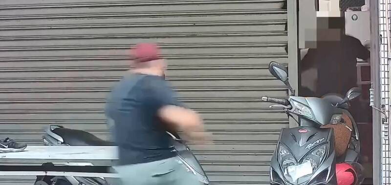 員警趁賭客進出、門一打開就衝進去。(警方提供)