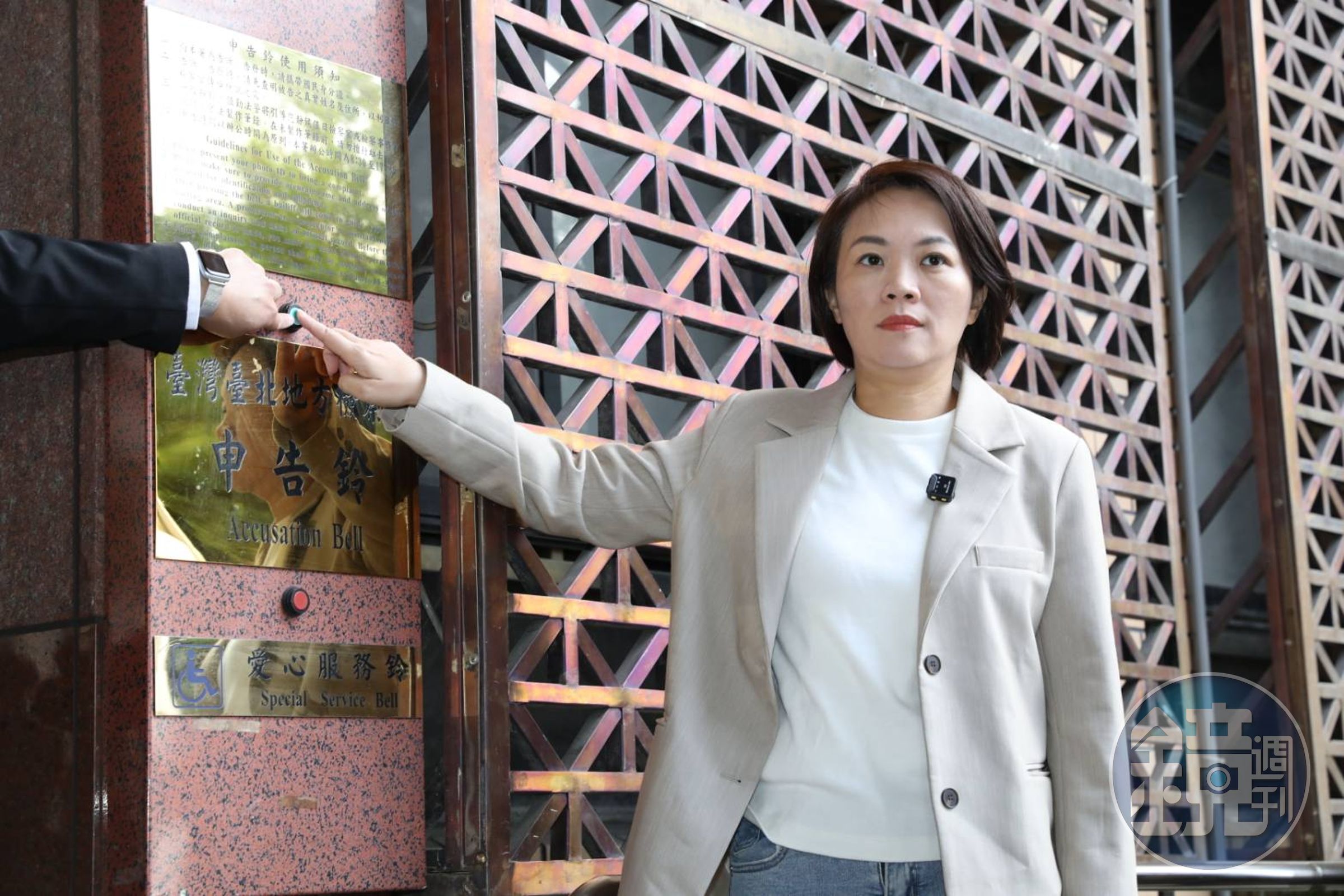民進黨台北市議員簡舒培今（28日）上午赴台北地檢署按鈴控告館長涉及《刑法》第266條「賭博」、《刑法》第339條「詐欺」及《組織犯罪防制條例》。