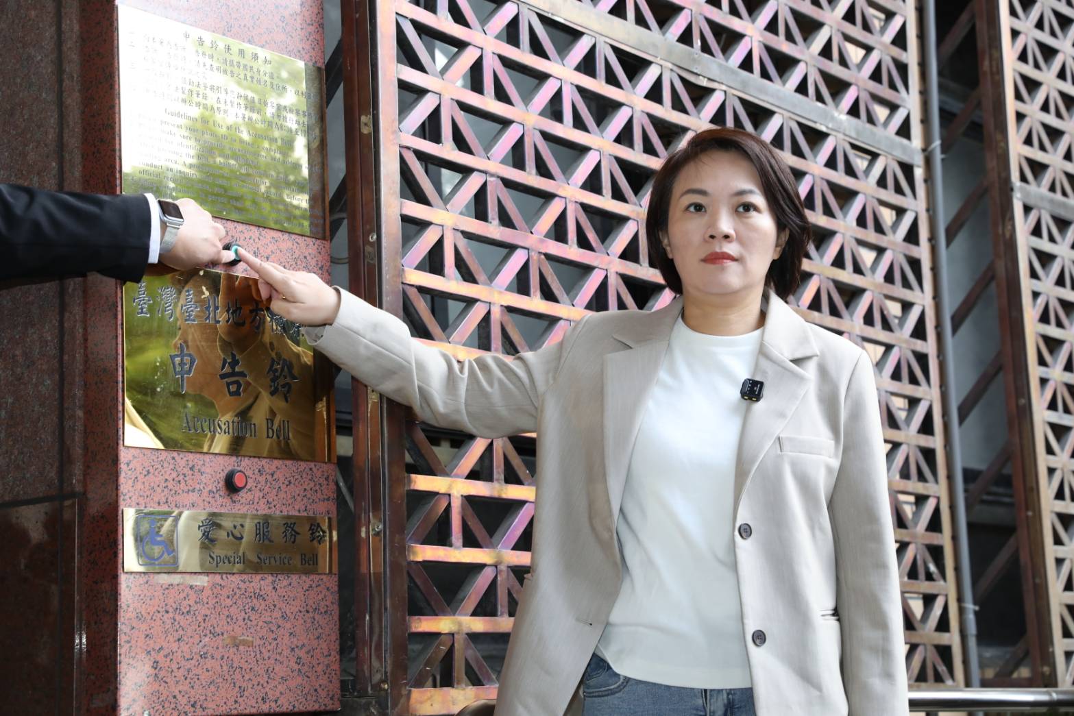 民進黨台北市議員簡舒培今（28日）上午赴台北地檢署按鈴控告館長涉及《刑法》第266條「賭博」、《刑法》第339條「詐欺」及《組織犯罪防制條例》。