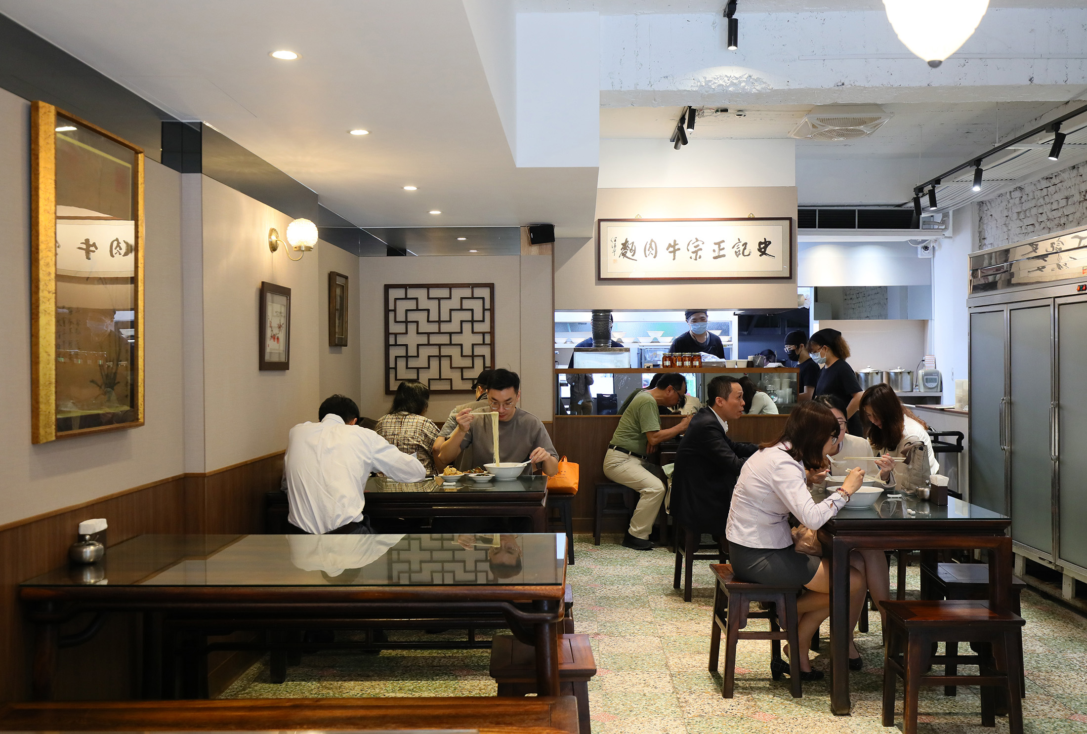 搬遷到四平街新址的史記，仍保有原先的裝潢風格，店內座位數不變。