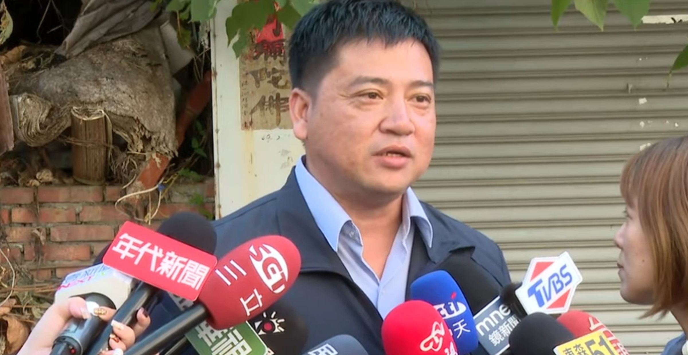 陳平里里長林家峯說明情況,並透露曾婦時常報警,眾人較少和她往來,可能因此錯失通報時機。(鏡新聞)