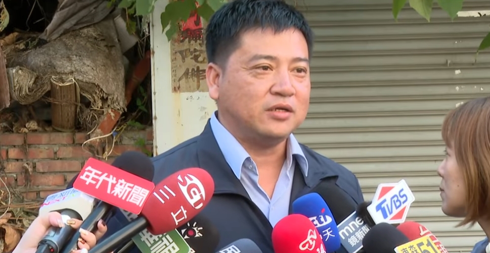 陳平里里長林家峯說明情況，並透露曾婦時常報警，眾人較少和她往來，可能因此錯失通報時機。（鏡新聞）