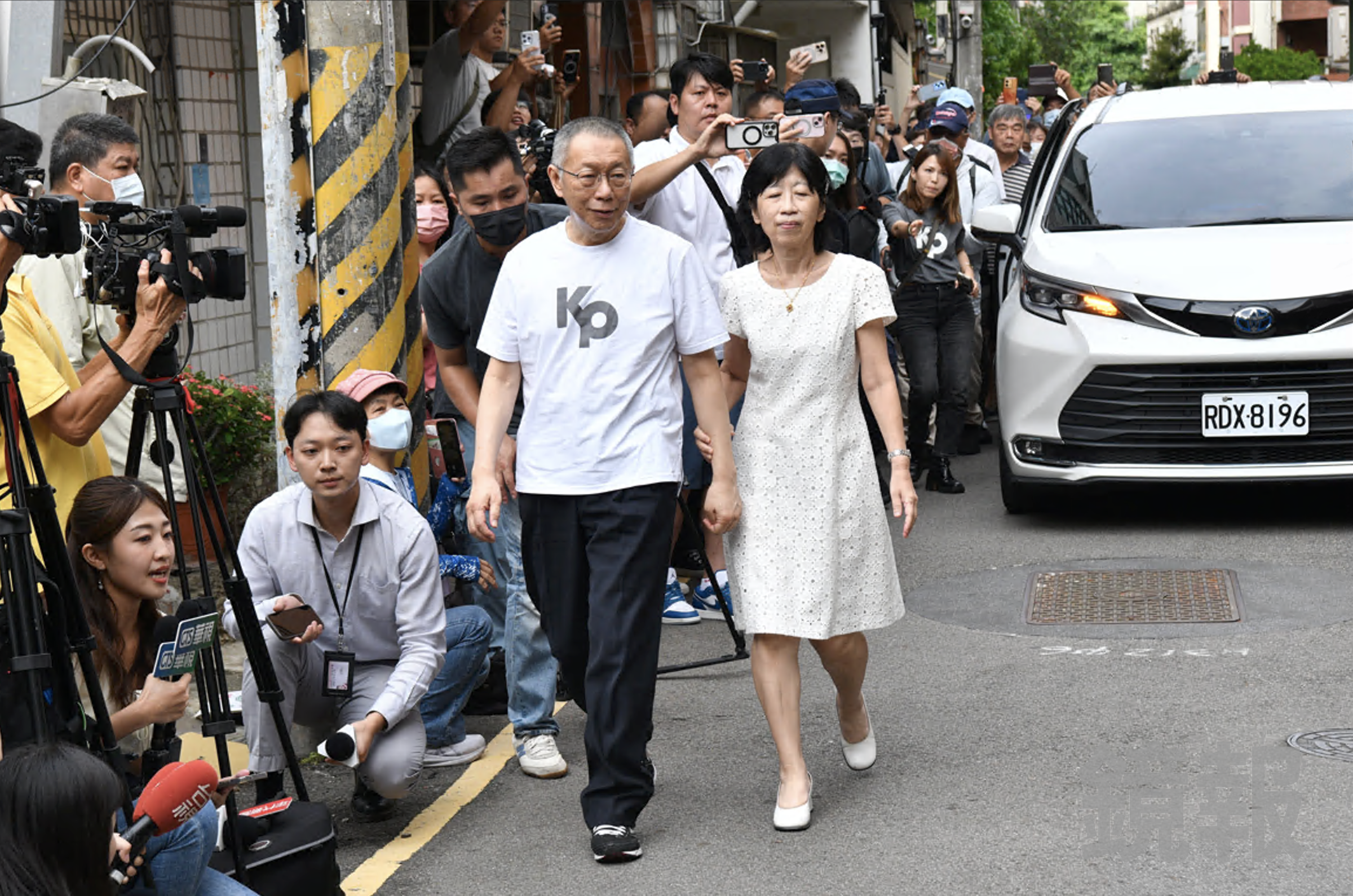 柯文哲日前交保回家，夫人陳佩琪陪伴在側。（鏡報李智為攝影）