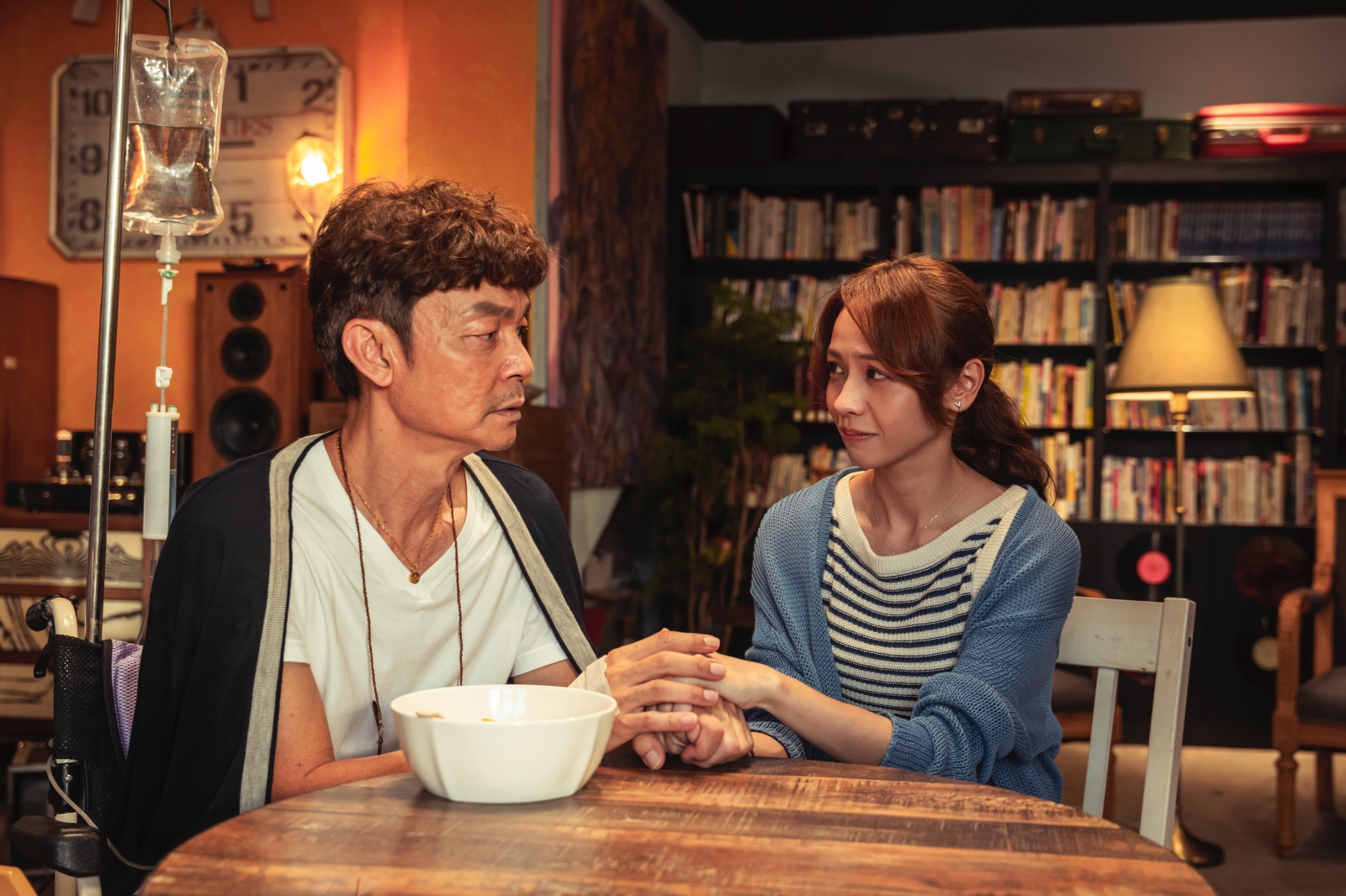 李國煌挾《NO GOOD！歐吉桑》正式進軍台灣影壇，片中他與黃姵嘉飾演父女，但因對方講話聲音太小，害得他分不清對方講完了沒而頻頻 NG。（萬騰文化創意提供）