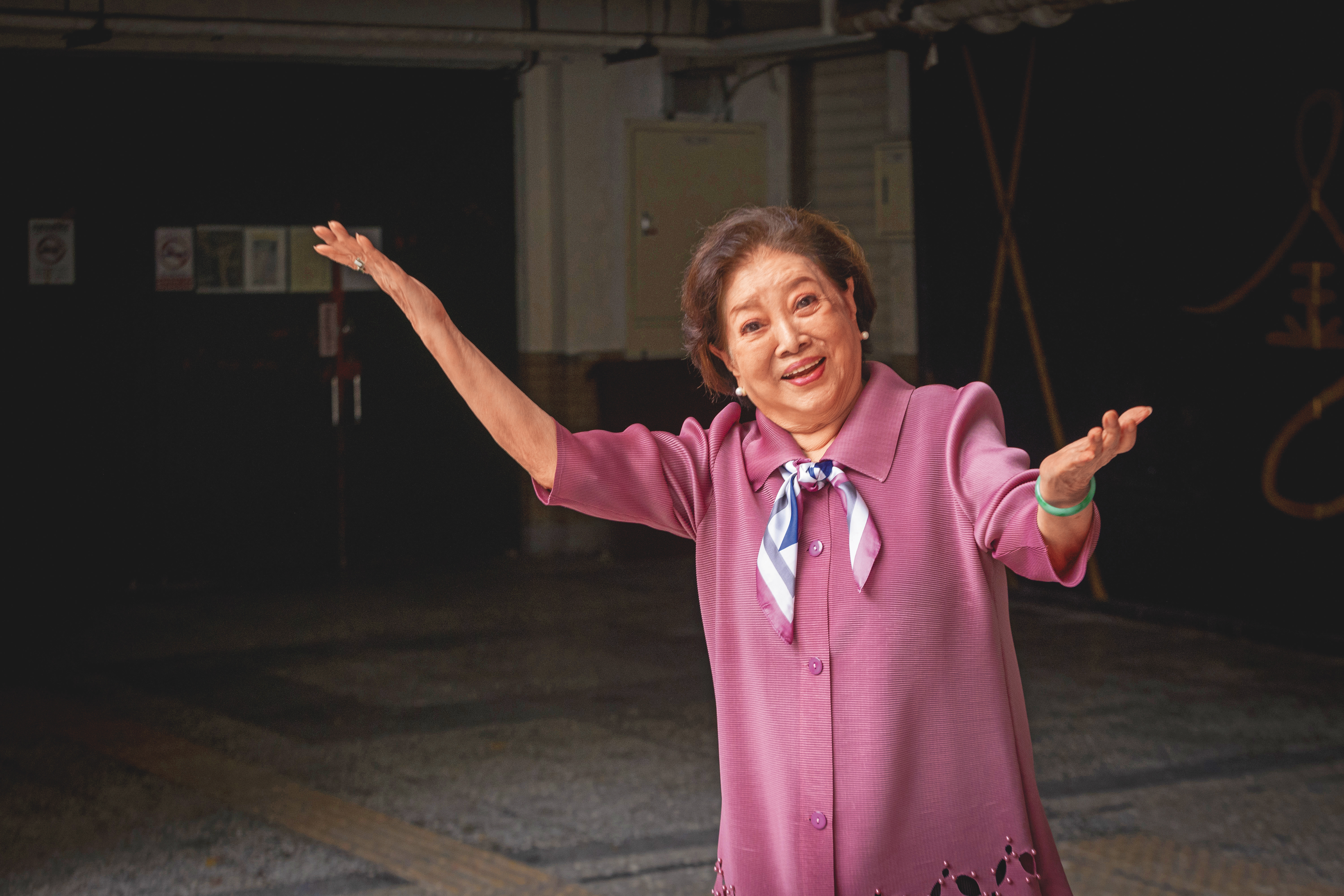 陳淑芳平時被民眾認出要求合照時，願意配合擺出各種姿勢與表情，堪稱「表情包」。