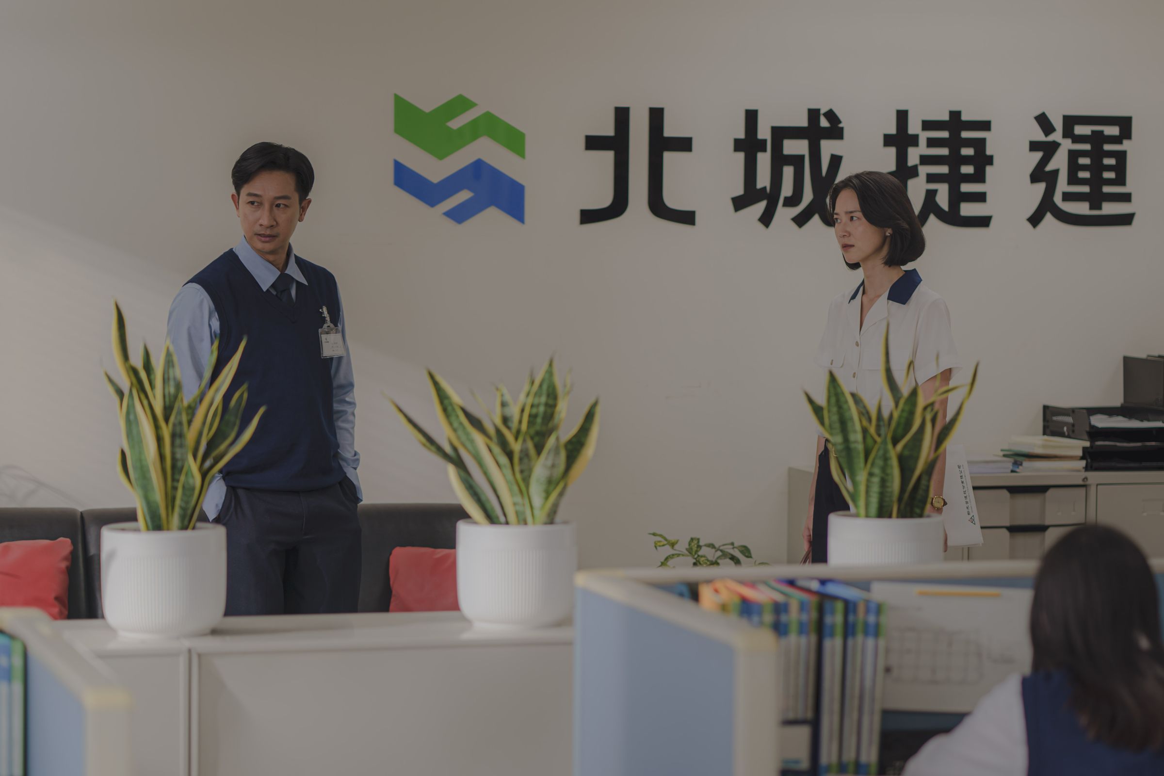 邱凱偉與鍾瑶飾演夫妻,兩人因工作理念及是否生小孩產生爭執。(客台)
