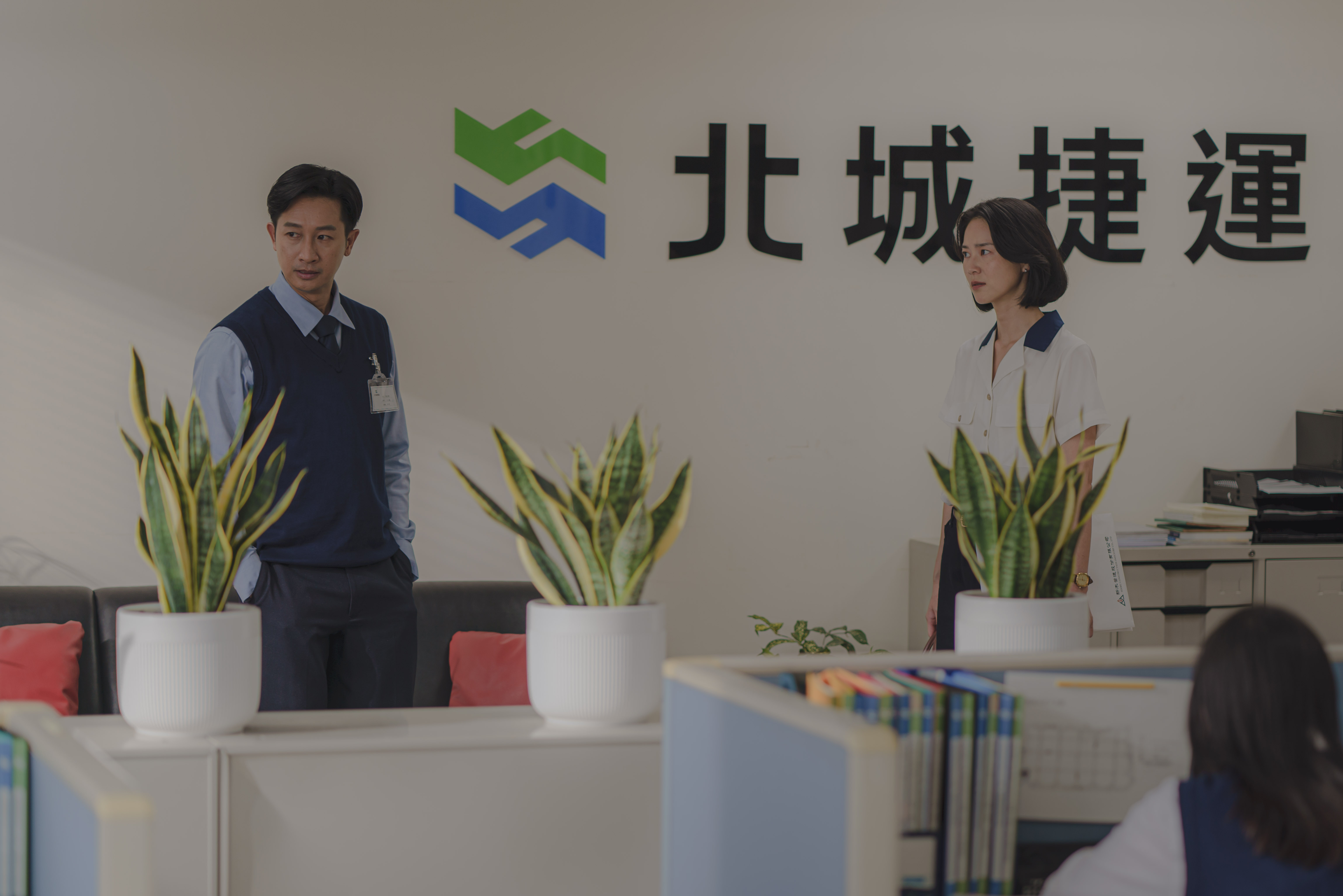 邱凱偉與鍾瑶飾演夫妻，兩人因工作理念及是否生小孩產生爭執。（客台）