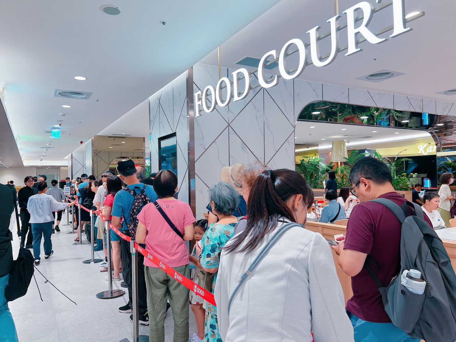 遠東SOGO復興館選在中秋連假首日開張的改裝美食街，吸引民眾湧入，當天不到中午已經滿座。（遠東SOGO提供）