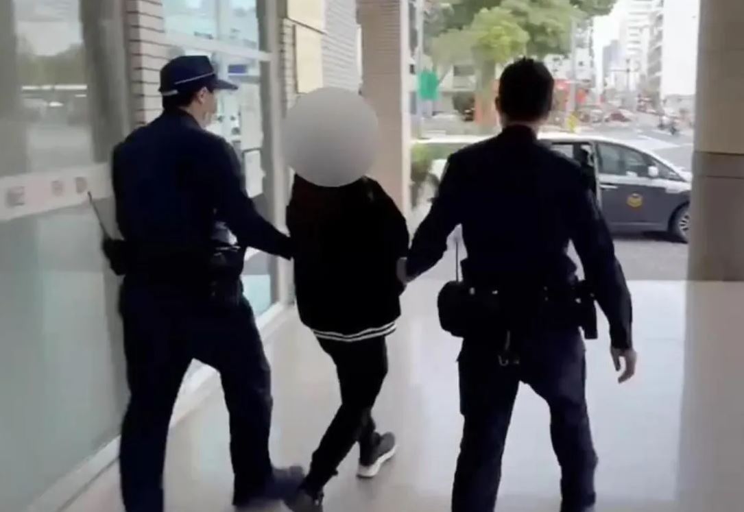 警方將吳女依妨害風化逮捕。(翻攝畫面)