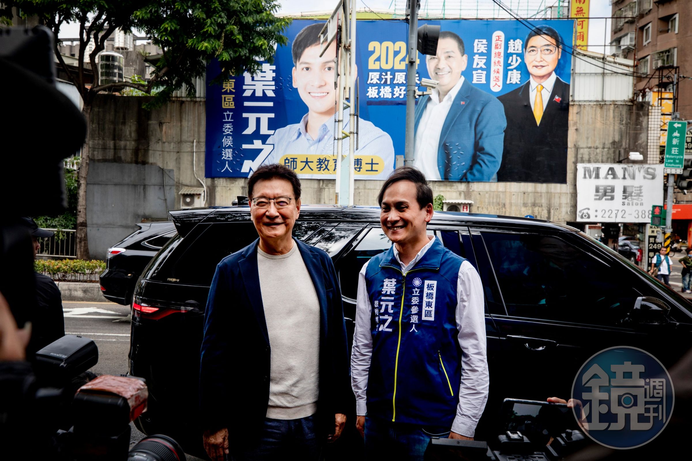 趙少康昨天特地去現場「驗收」葉元之的競選看板。