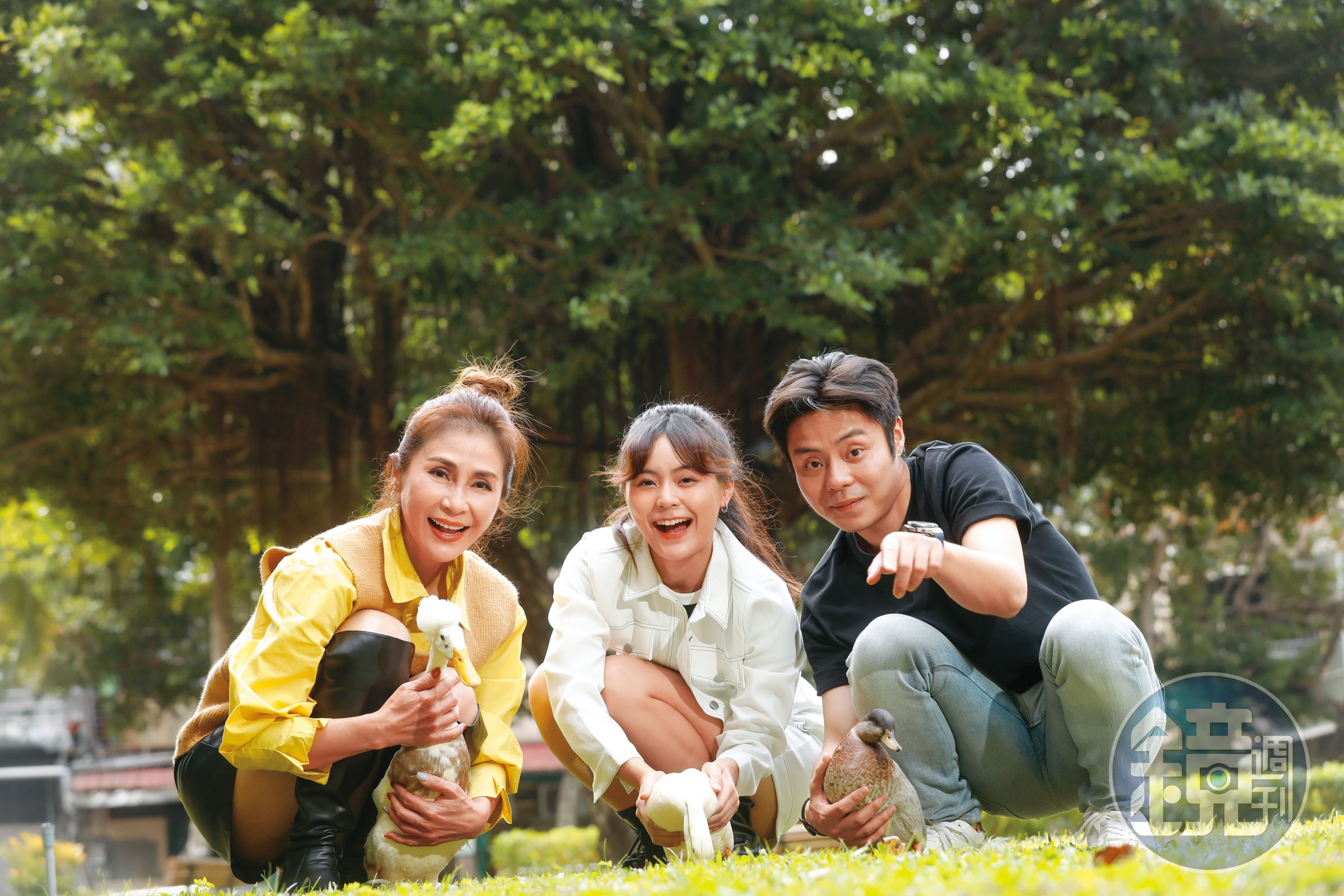 梁佑南(左)笑言是3隻鴨子的奶奶,兒子(右)和女兒(中)是鴨爸爸、鴨姑姑。