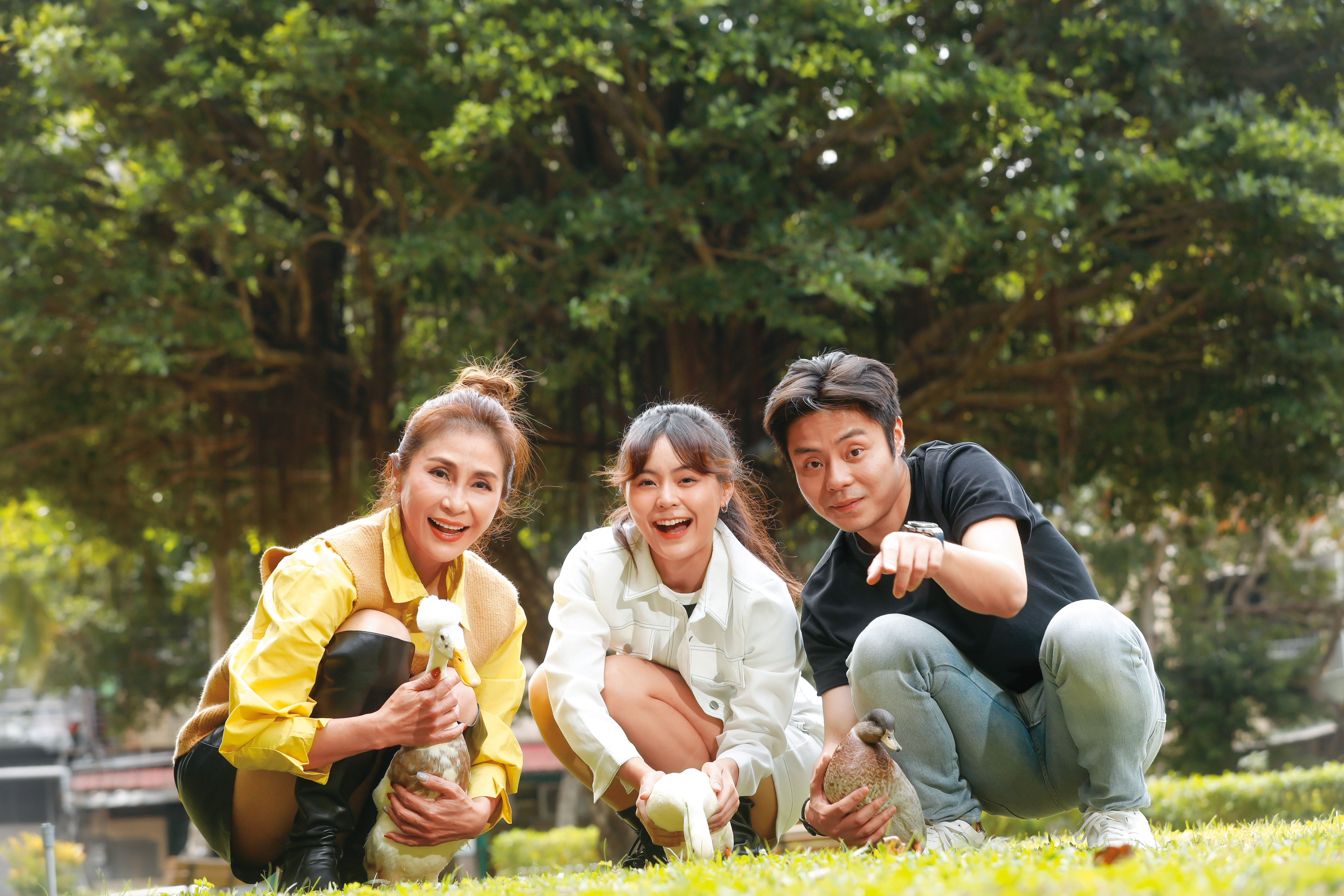 梁佑南(左)笑言是3隻鴨子的奶奶,兒子(右)和女兒(中)是鴨爸爸、鴨姑姑。
