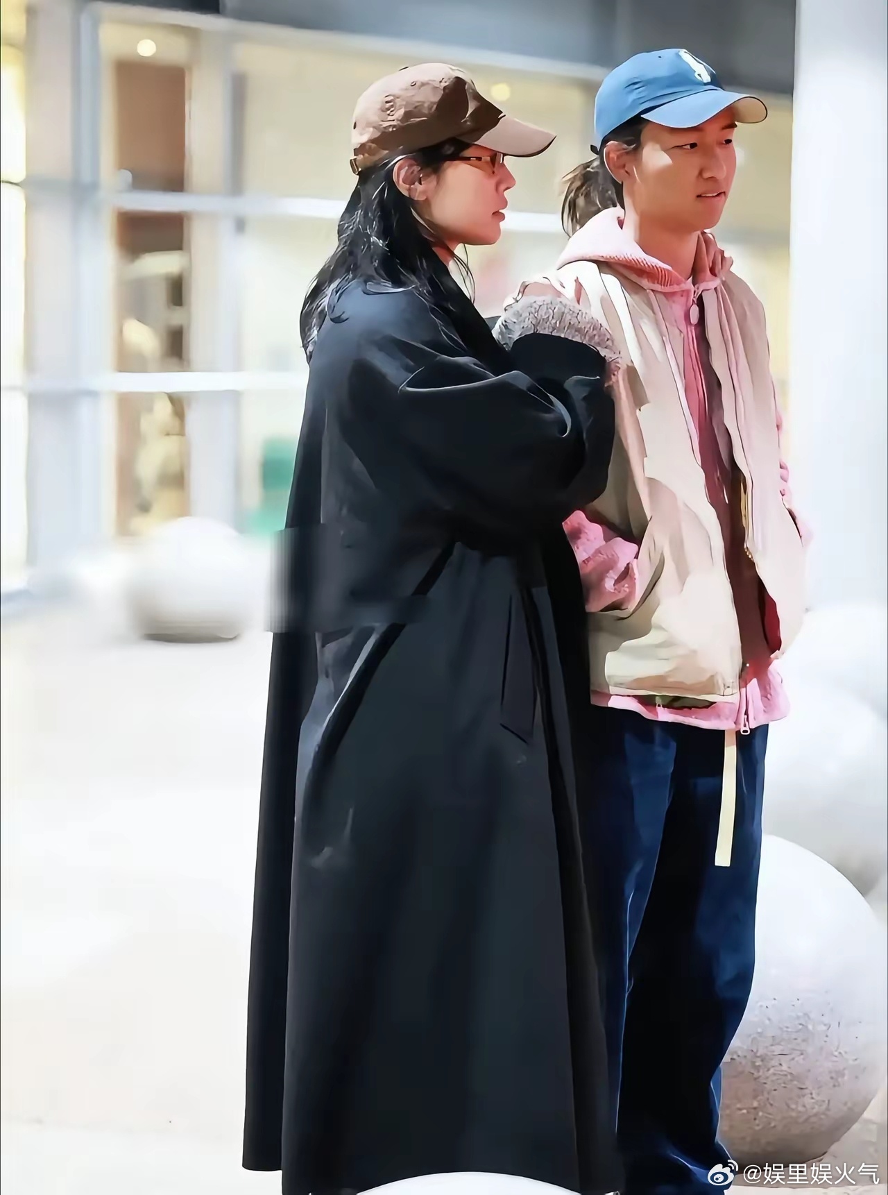 東京影展尚未閉幕,白百何就被拍到帶著與前夫陳羽凡所生兒子「元寶」返回中國,原來她不獲劇組安排參加閉幕式。(微博圖片)
