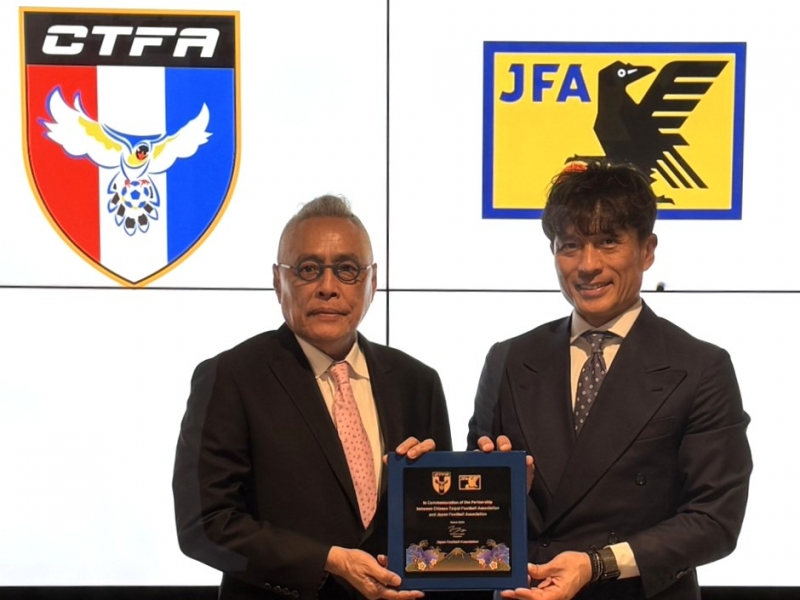 足協理事長王麟祥（左）已於內部會議中表達將於11月8日理事會正式提出辭呈，以示對本次事件的負責。（翻攝自足協官網）