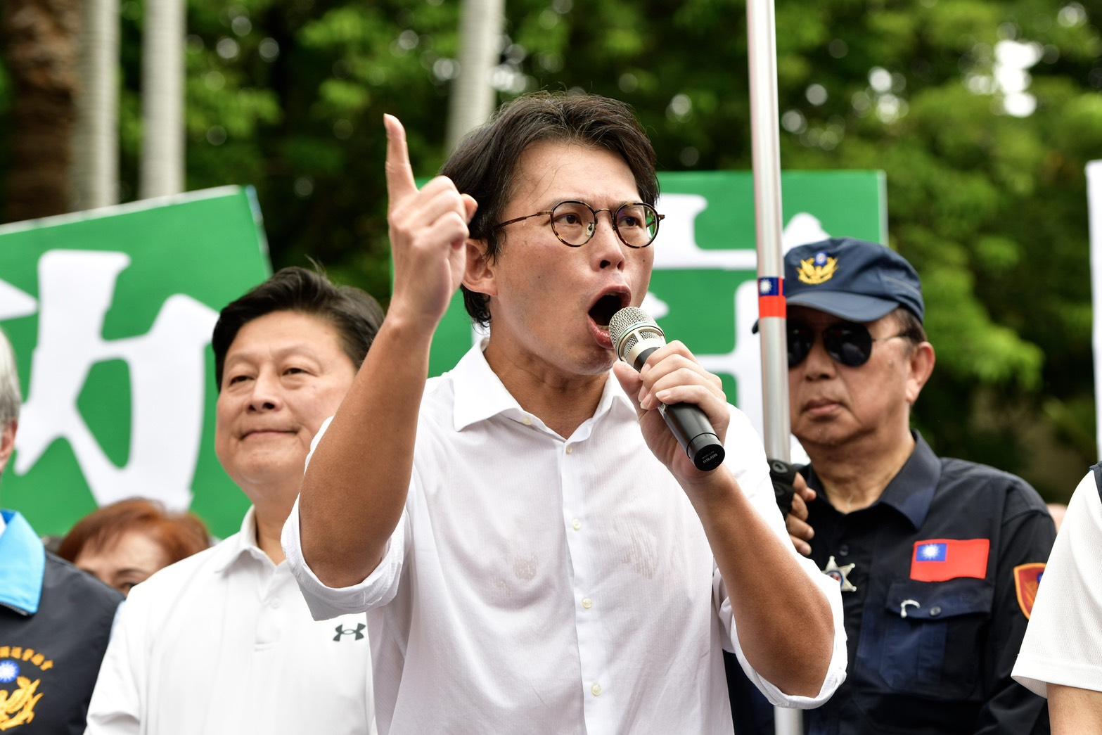 對於民眾黨支持度剩6.3%,黃國昌不以為然稱那是「親綠民調」在配合民進黨政府操作。(鏡報李智為)