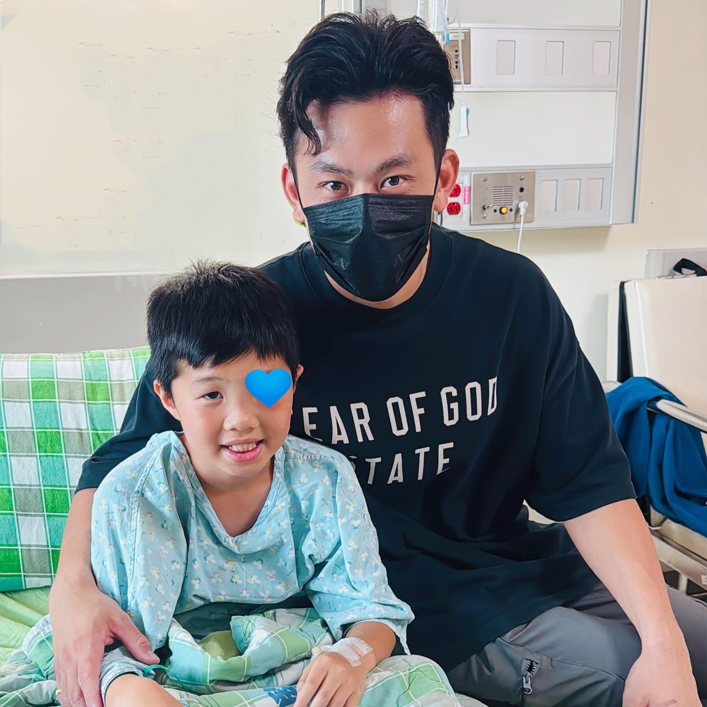 富邦悍將捕手戴培峰探望受傷小球迷，沒想到一見面就讓對方激動落淚。（翻攝自Fubon Guardians 富邦悍將棒球隊臉書）