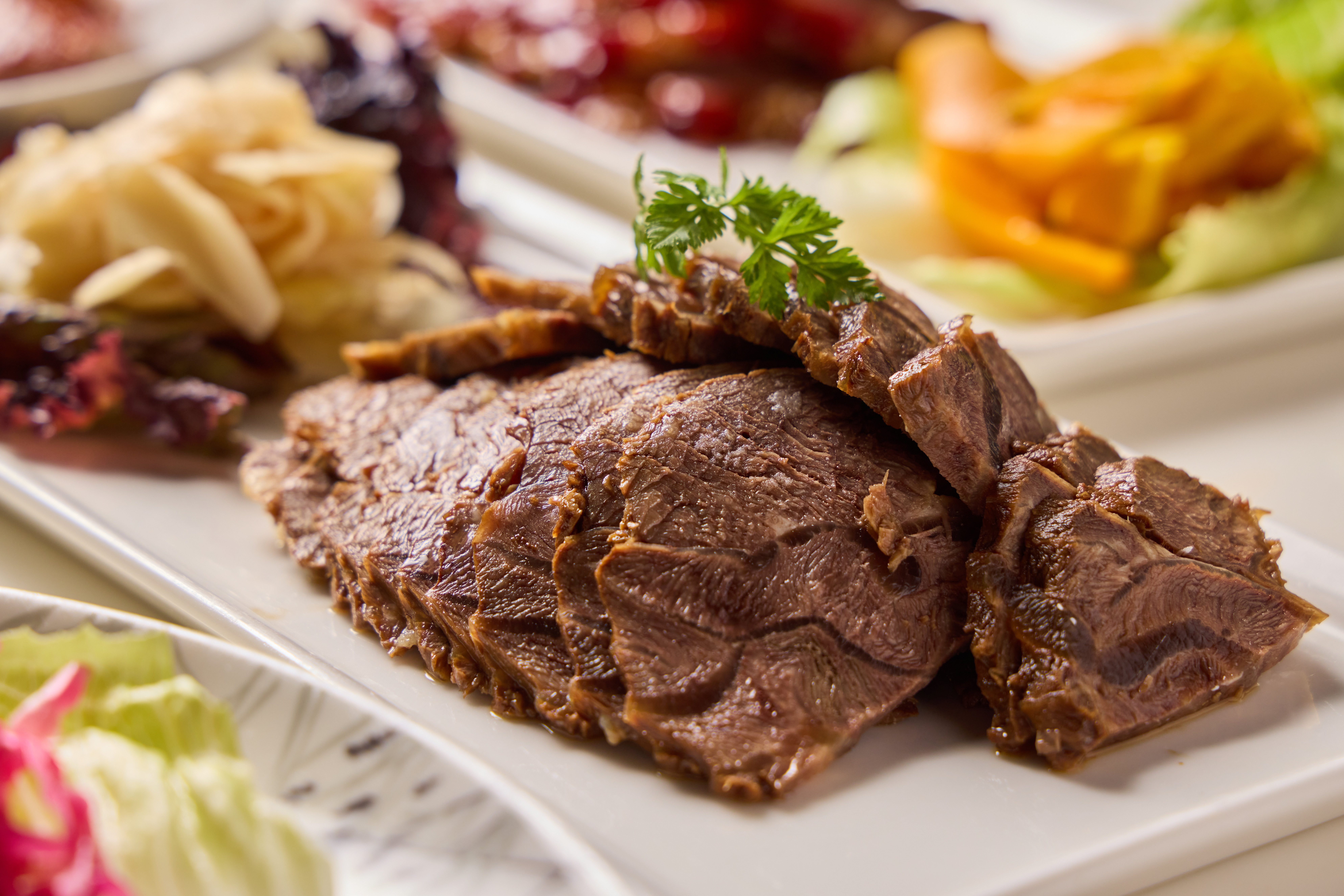 低調卻令人驚豔的「秘製牛腱肉」,肉質緊實卻柔嫩,滷香與膠質在咀嚼間層層釋放,餘韻悠長。(510元/份)