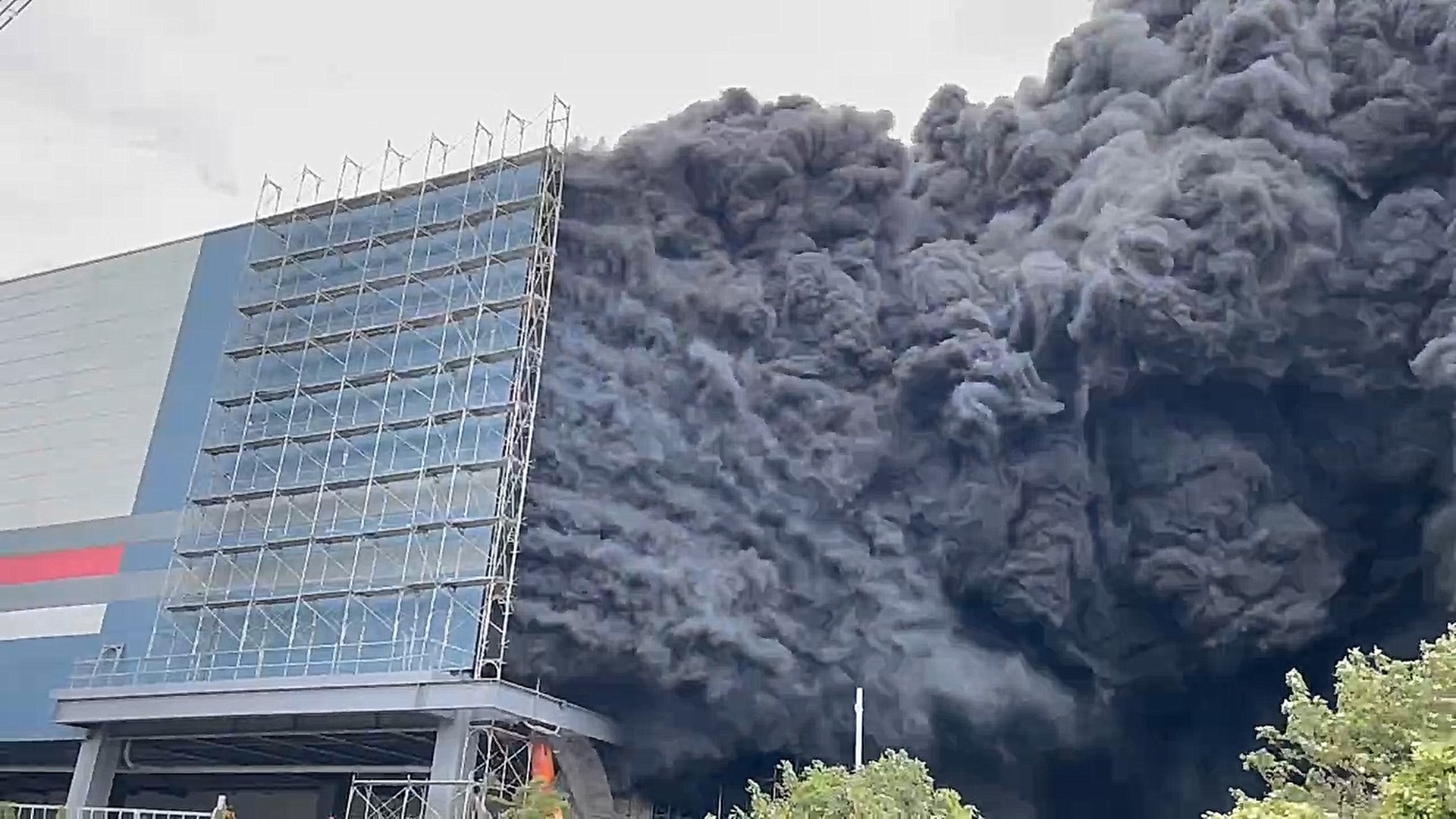 全聯倉儲大火造成9死8傷悲劇，罹難者家屬求償無門。（翻攝記者爆料網）