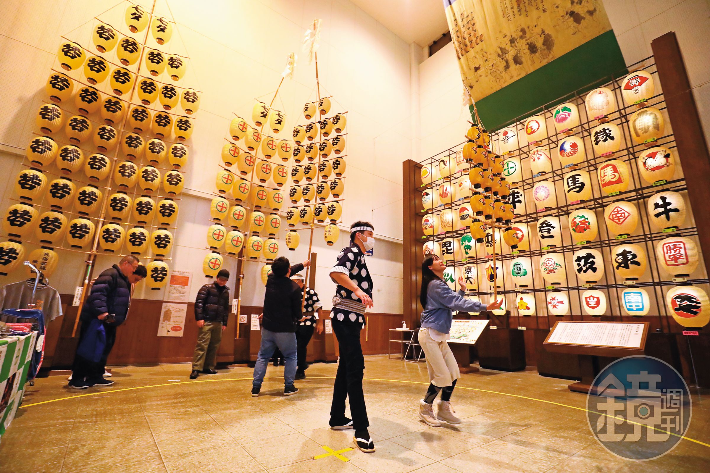 「秋田市民俗藝能傳承館」體驗拿最小號竿燈，依然很難平衡。