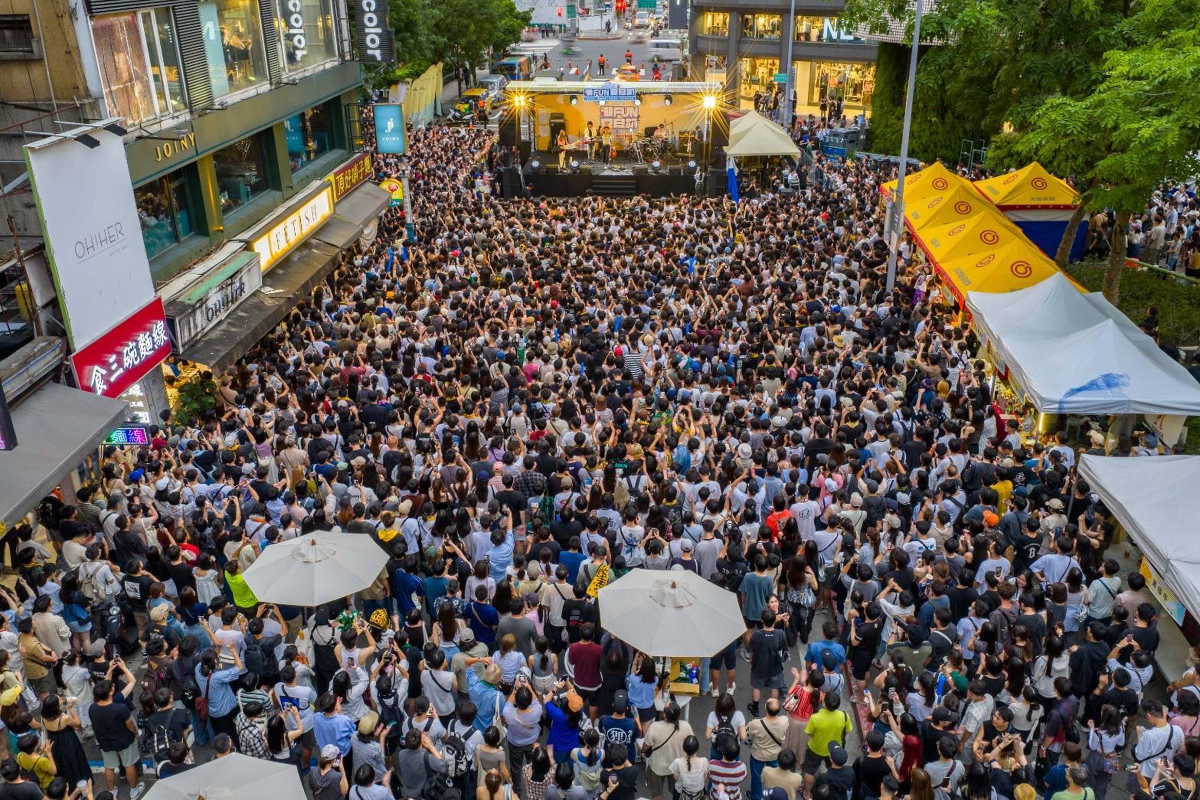 一年一度的「混東區潮Fun夏日趴」，現場人潮滿滿，嗨翻東區街頭，民眾感受夏日音浪。（圖片由臺北市東區商圈發展協會提供）