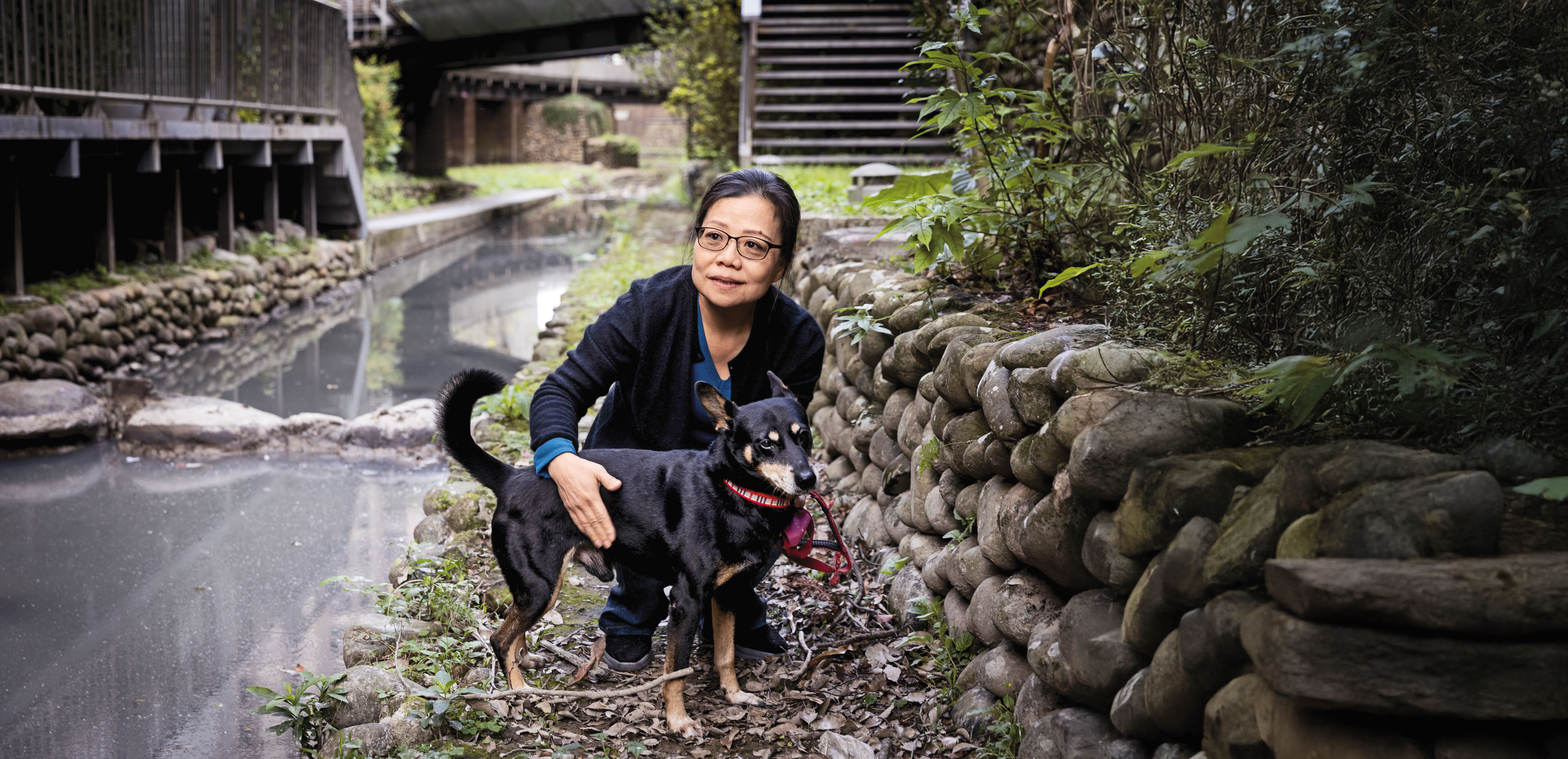 賴碧珍家門前這條水圳，即是台灣三大水圳之一瑠公圳的最源頭。