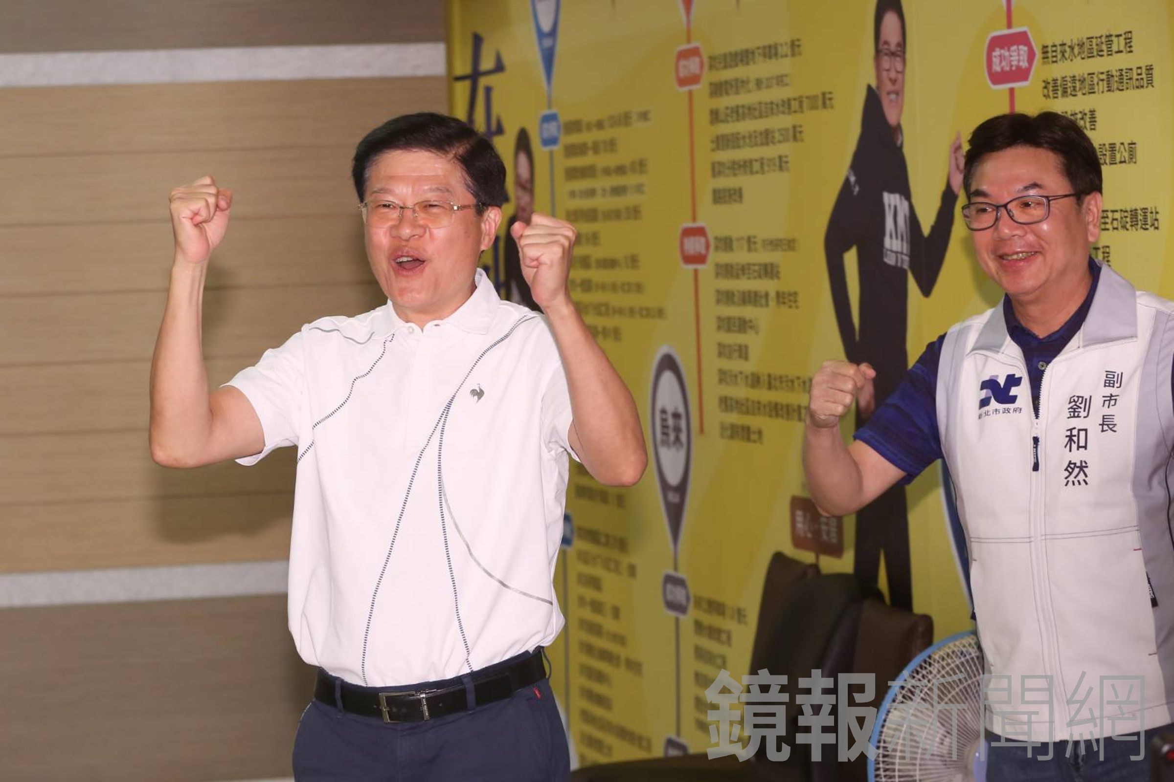 羅明才自行宣布罷免案未過，高唱〈感恩的心〉感謝支持者。（鏡報李鍾泉）