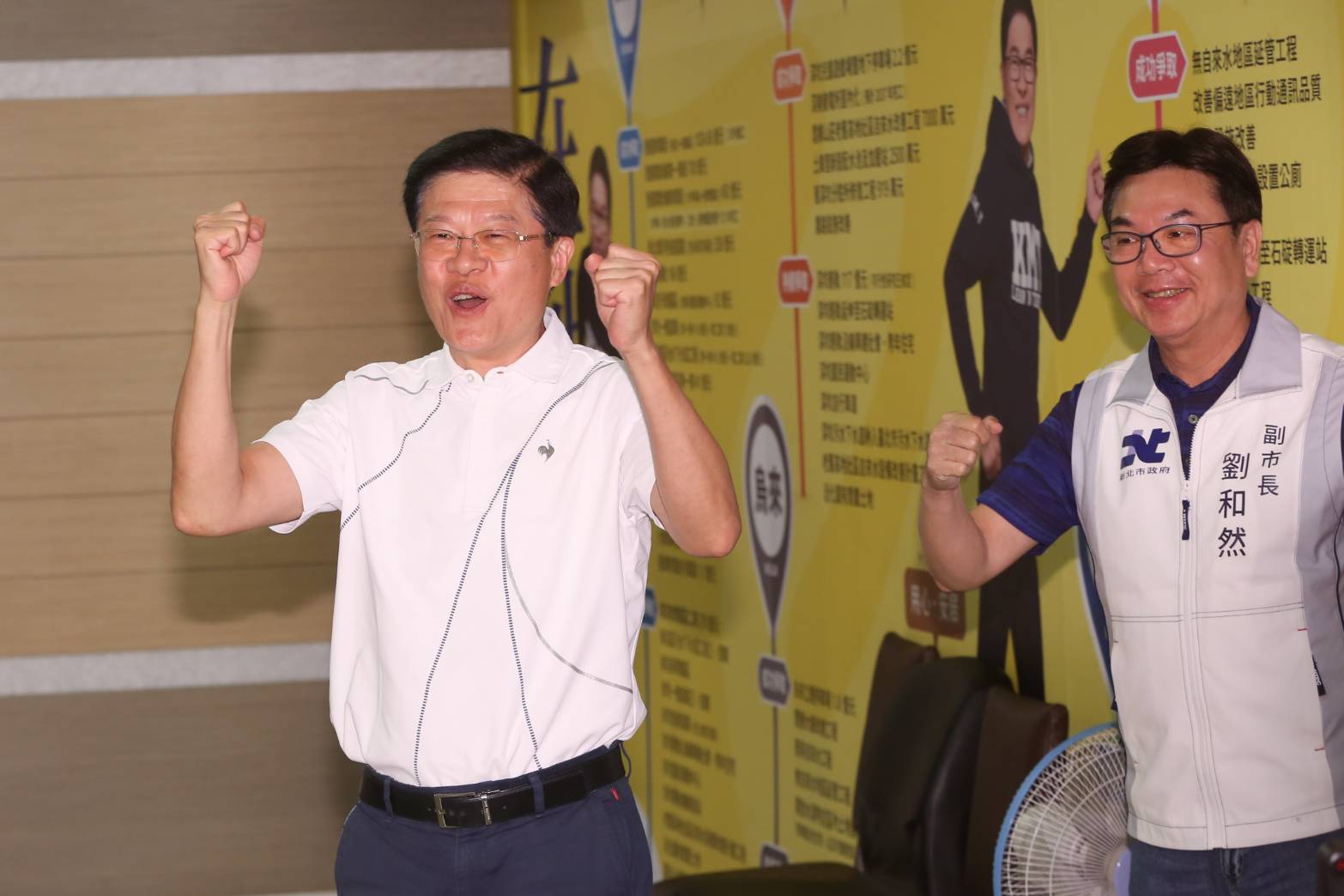 羅明才自行宣布罷免案未過，高唱〈感恩的心〉感謝支持者。（鏡報李鍾泉）