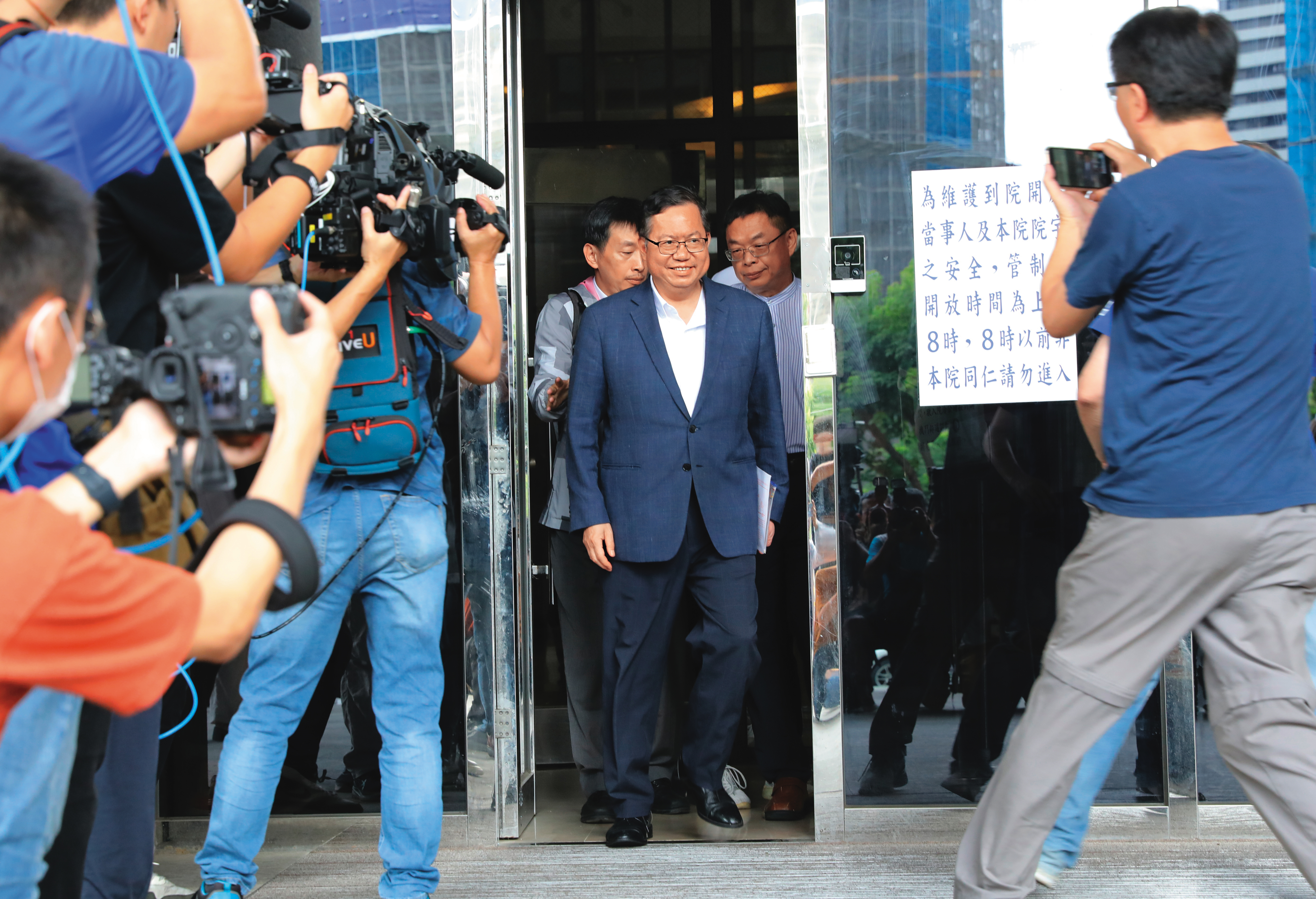 海基會董事長鄭文燦涉貪遭桃園地檢署聲押禁見，院方裁定以500萬元交保，他保釋後微笑步出法院。