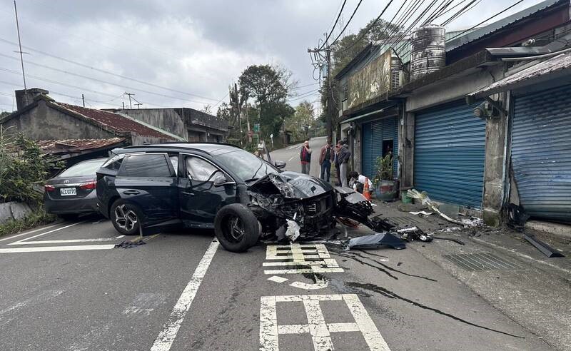 一名駕駛疑似對北宜路況不熟加上操作不慎，衝撞民宅鐵捲門，車頭嚴重毀損，鐵捲門也被撞凹。（翻攝畫面）