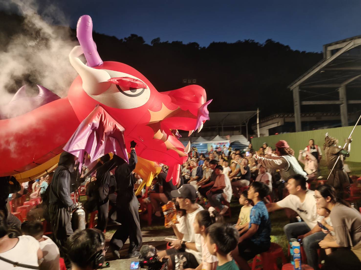 「台灣幻想曲」巨龍穿梭觀眾席，小朋友看得目不轉睛。（紙風車文教基金會提供）