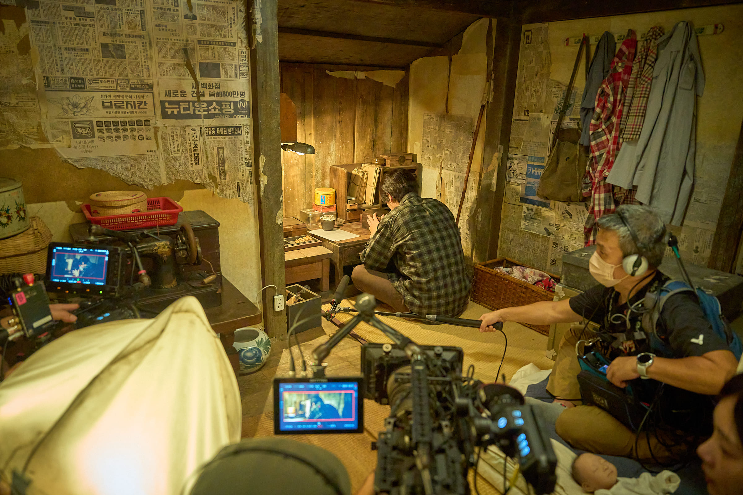 《醜得要命》美術組費盡心思打造70年代的韓國，角色林榮圭的家中處處充滿細節。（翻設自X @megabox_plusm）